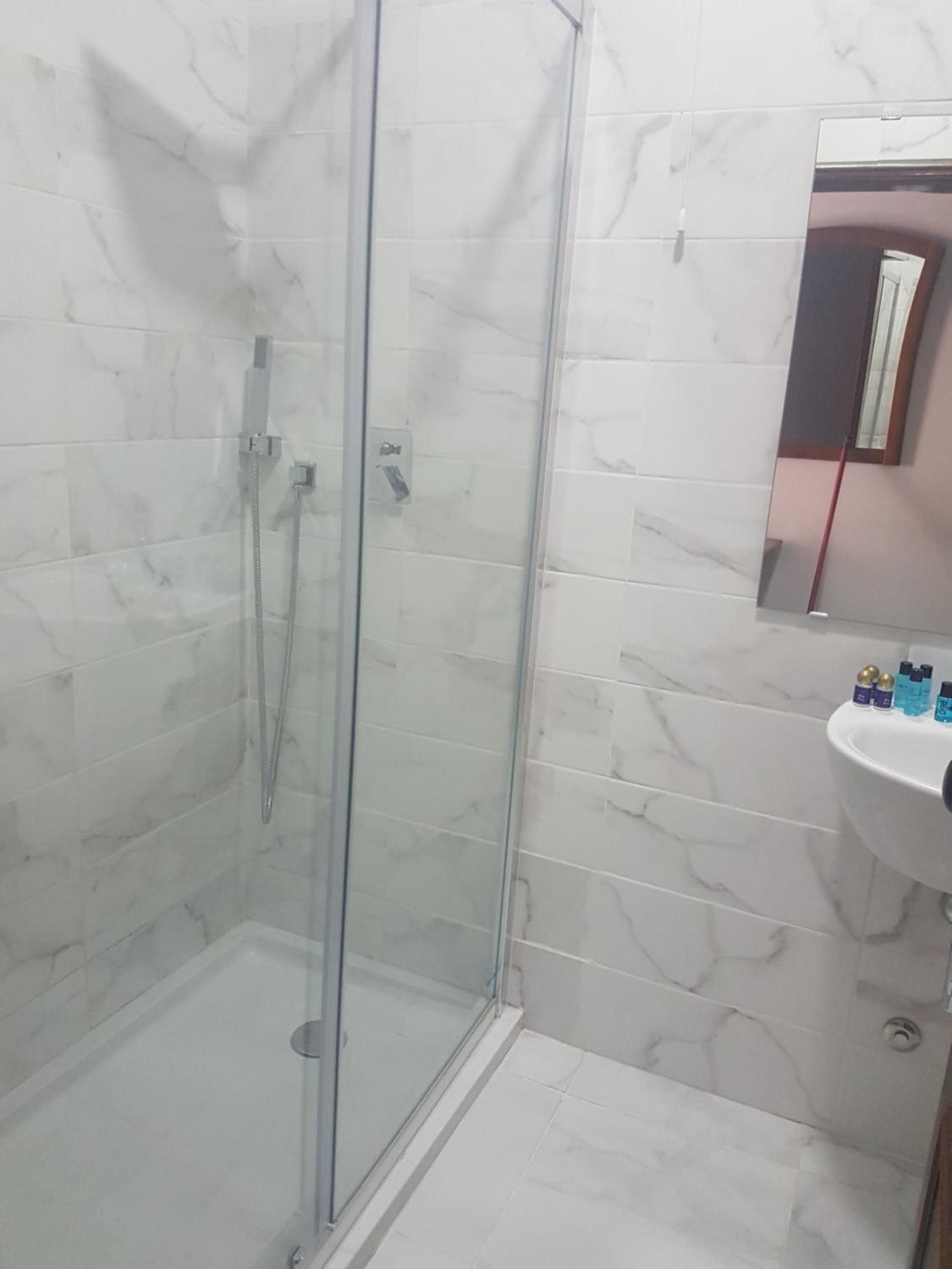 Double or Twin Room - Photo 6