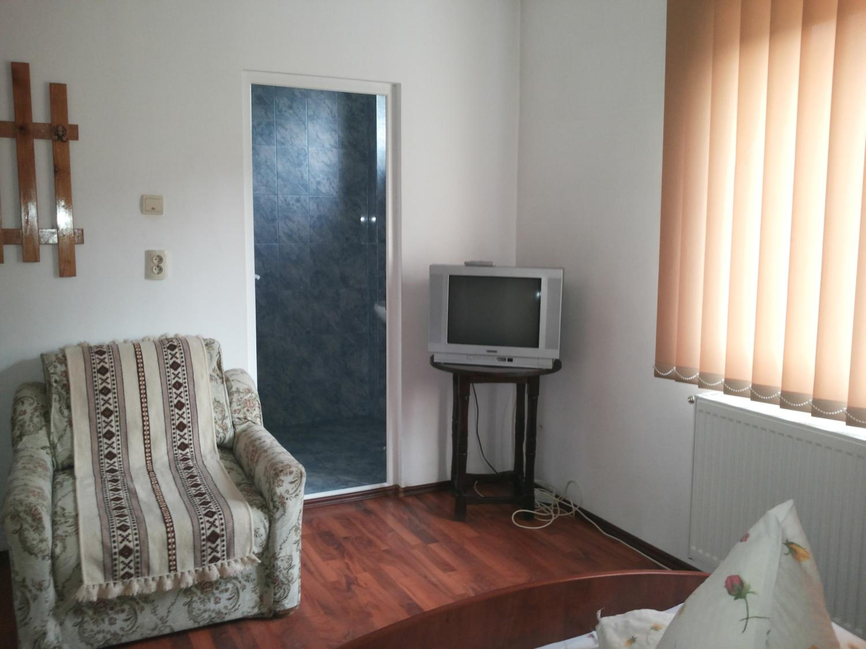 Family Room with Private Bathroom - Photo 3
