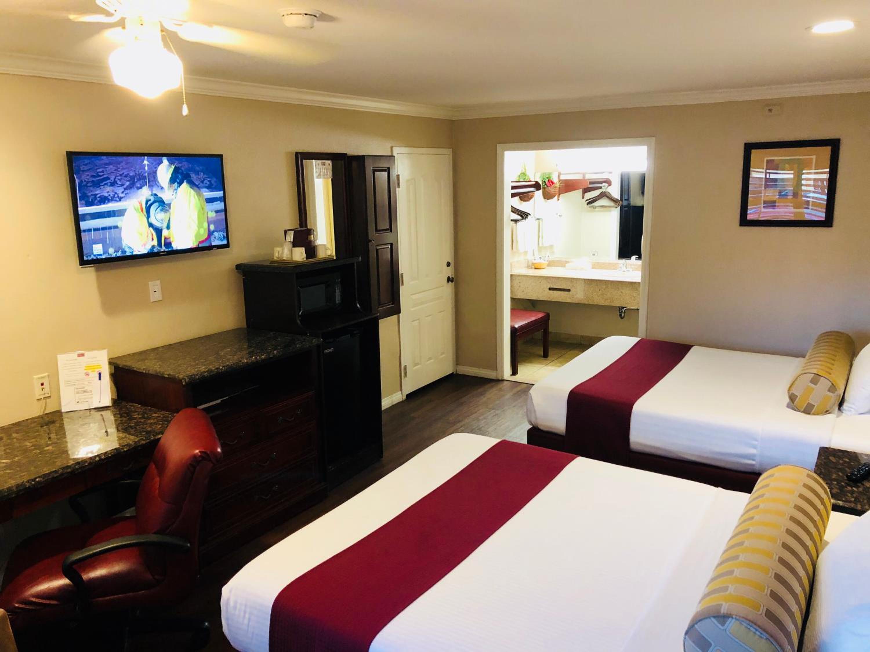 Queen Room with Two Queen Beds - Photo 3