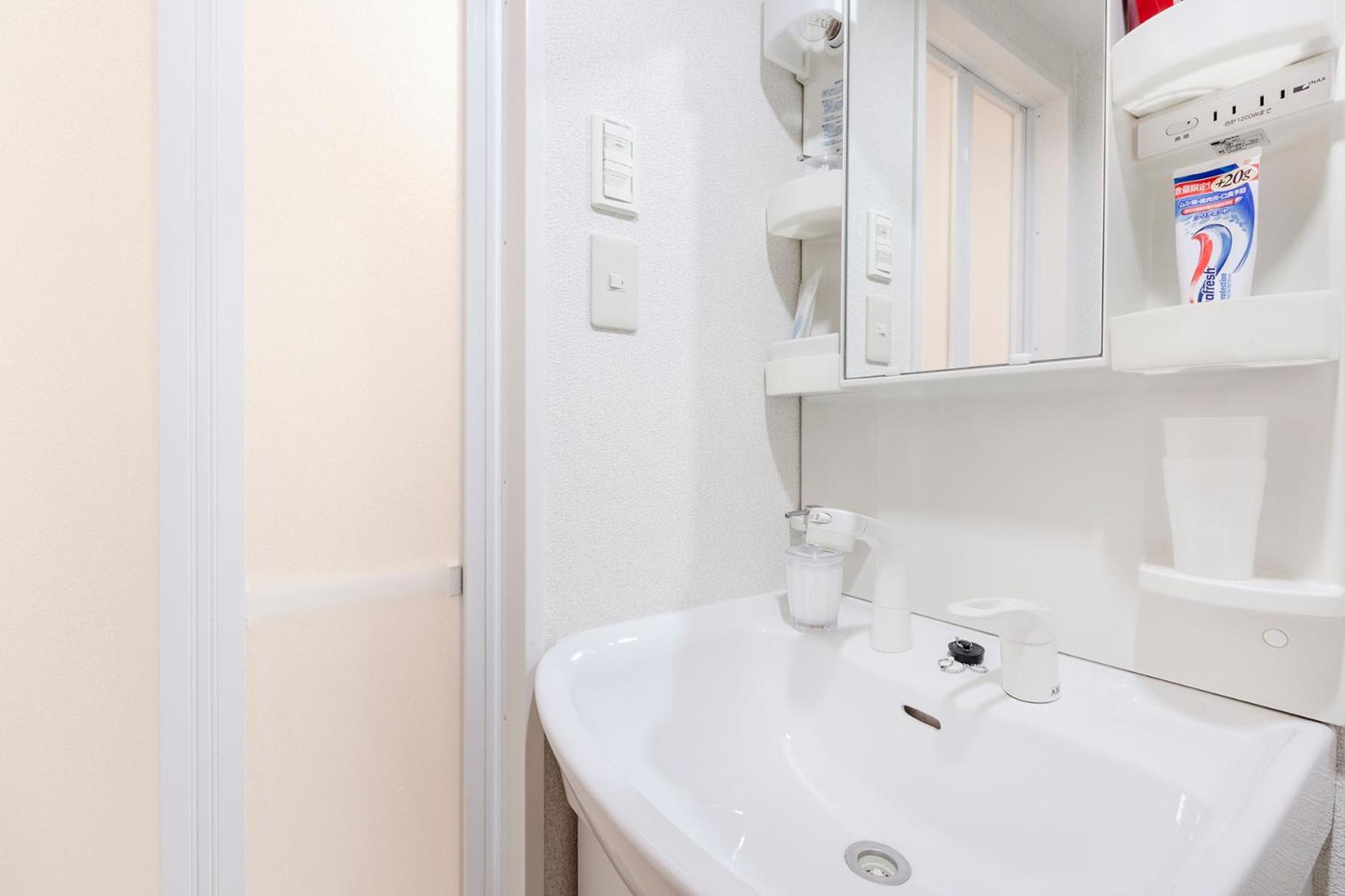 Twin Room - Photo 8