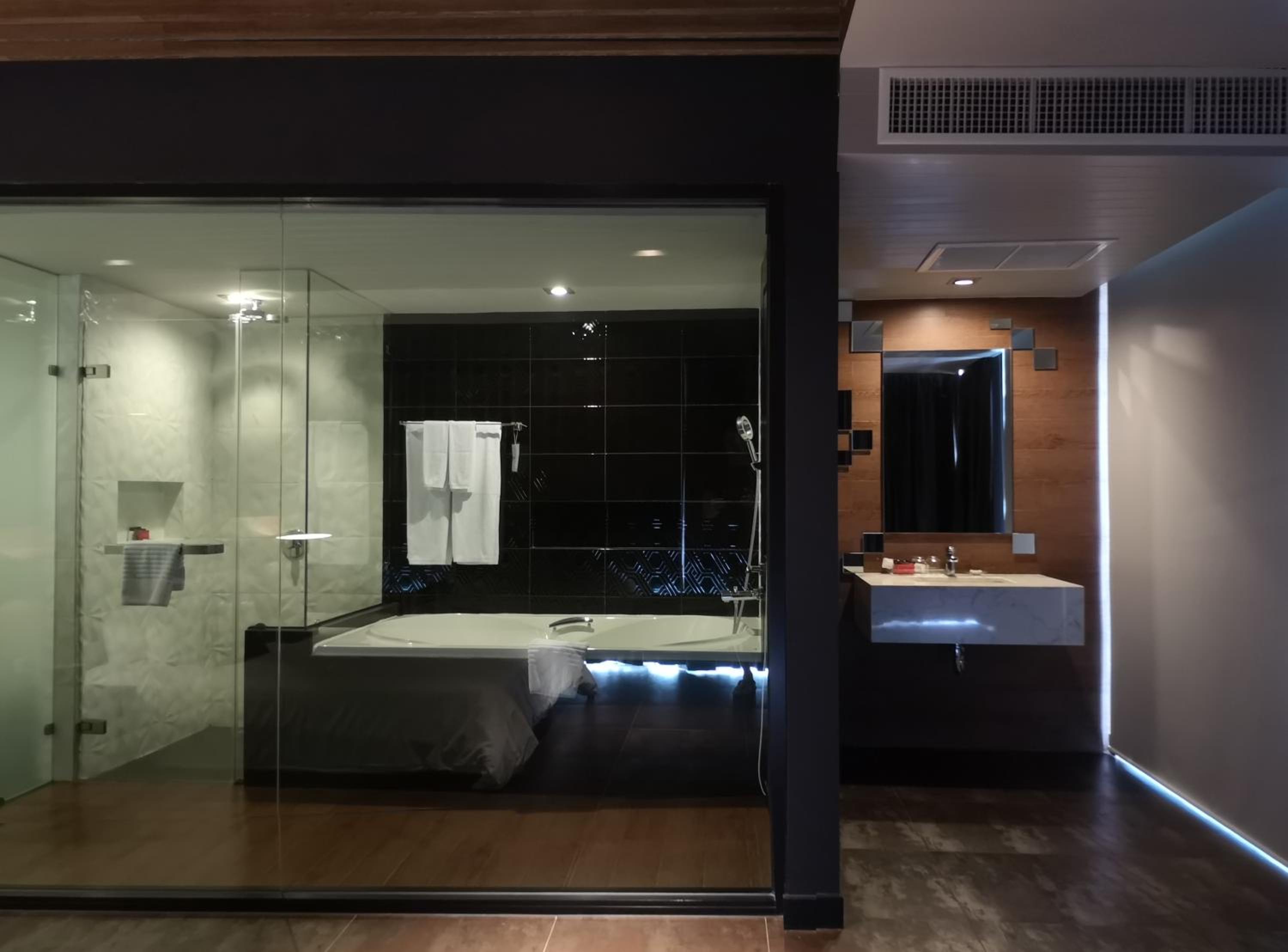 Corner Suite photo 2