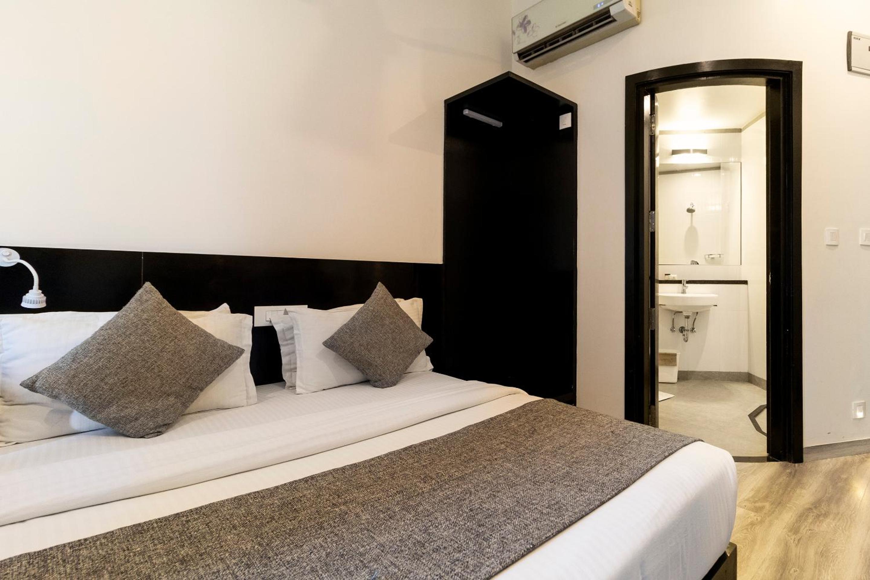 Standard Double Room - Photo 13