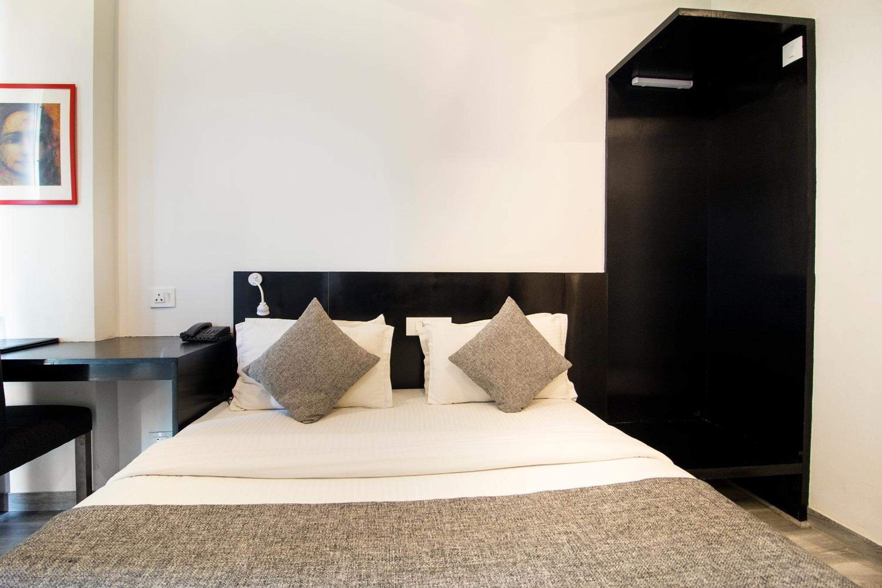 Standard Double Room - Photo 12