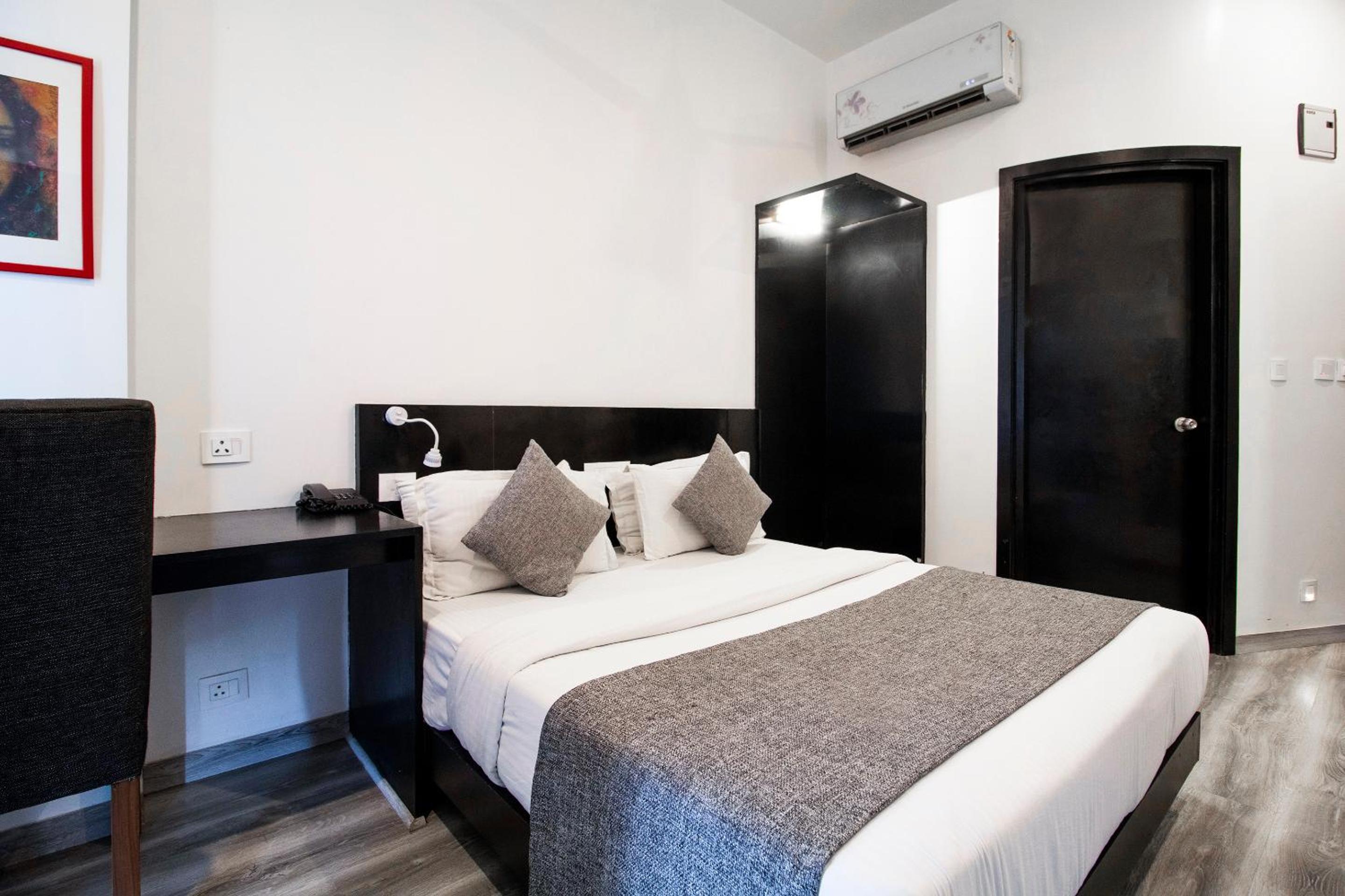 Standard Double Room - Photo 11