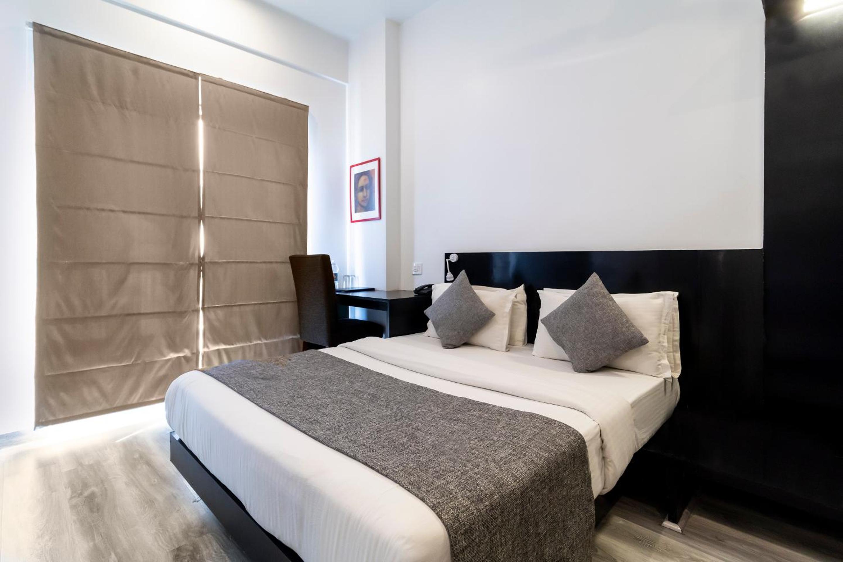 Standard Double Room - Photo 9