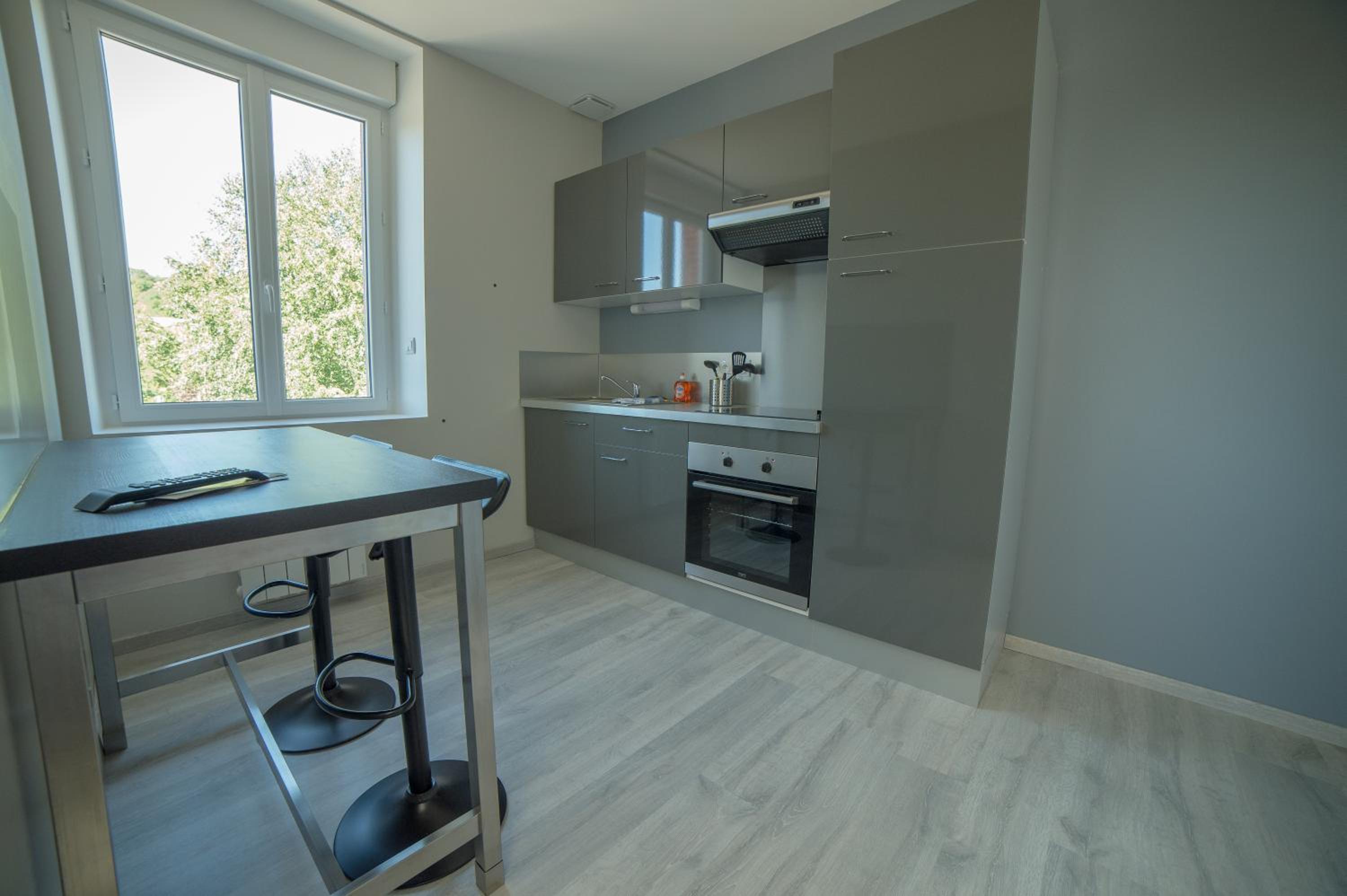 One-Bedroom Apartment - Photo 2