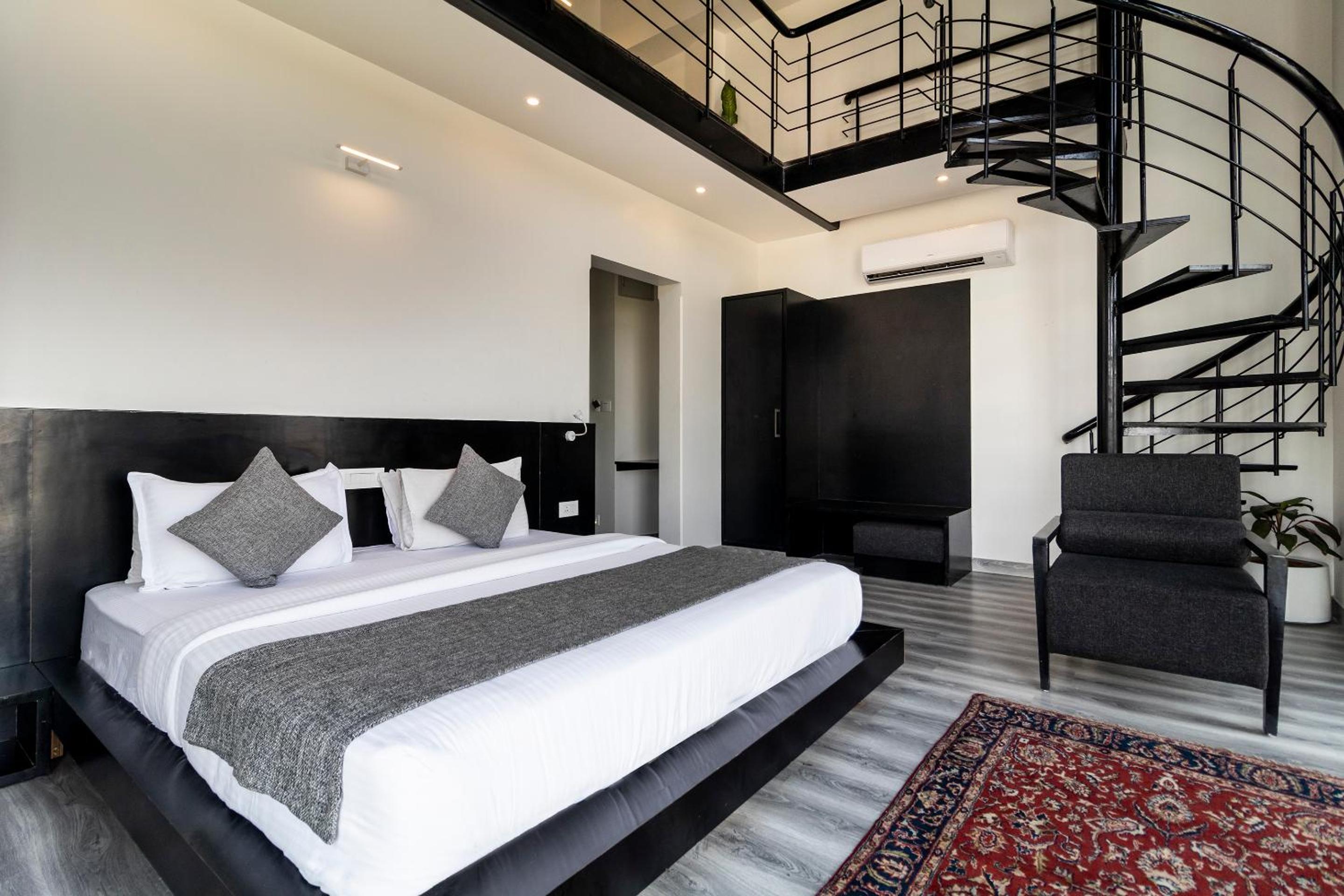 Duplex Suite - Photo 15