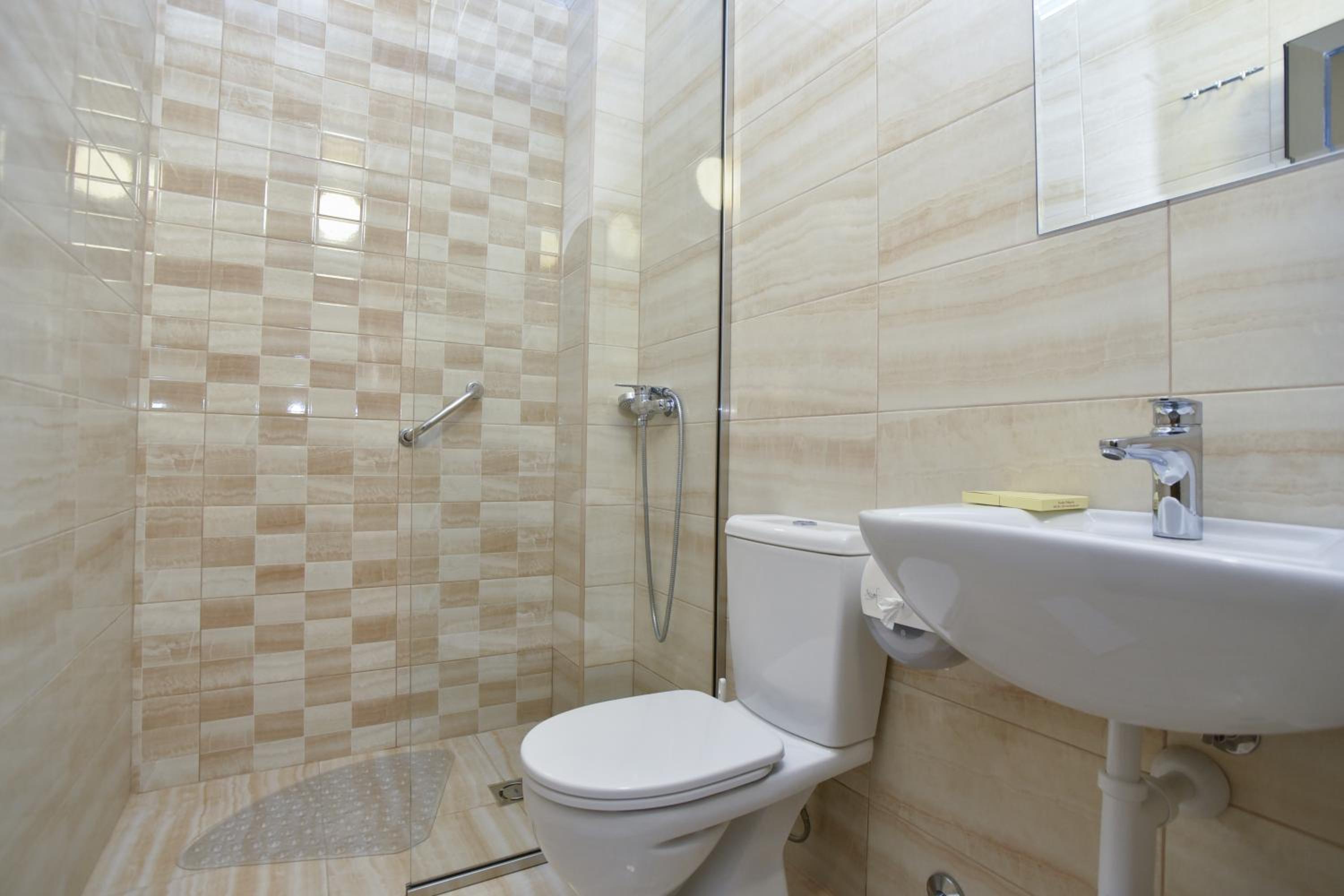 Triple Room with Balcony - Photo 10