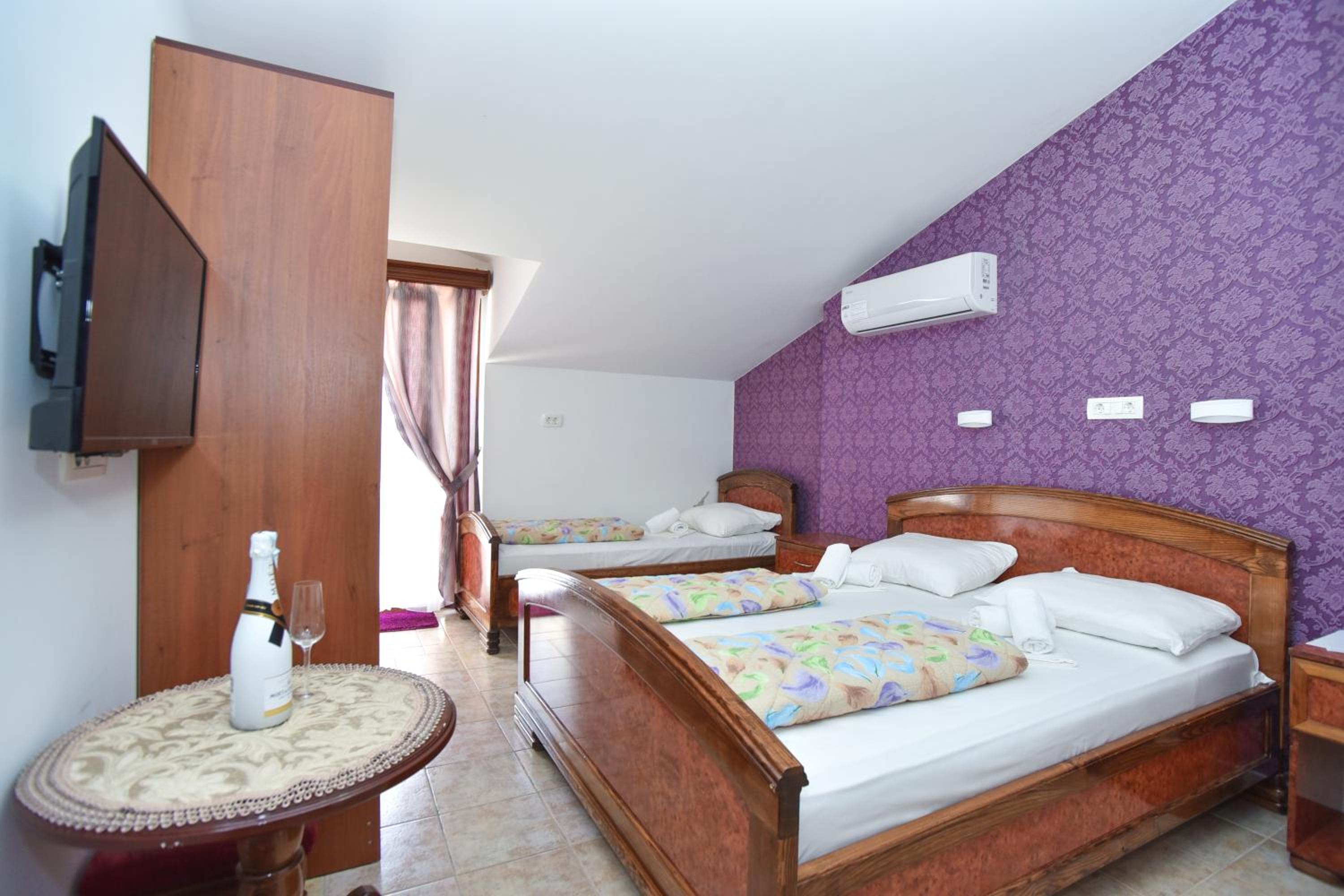 Triple Room with Balcony - Photo 11