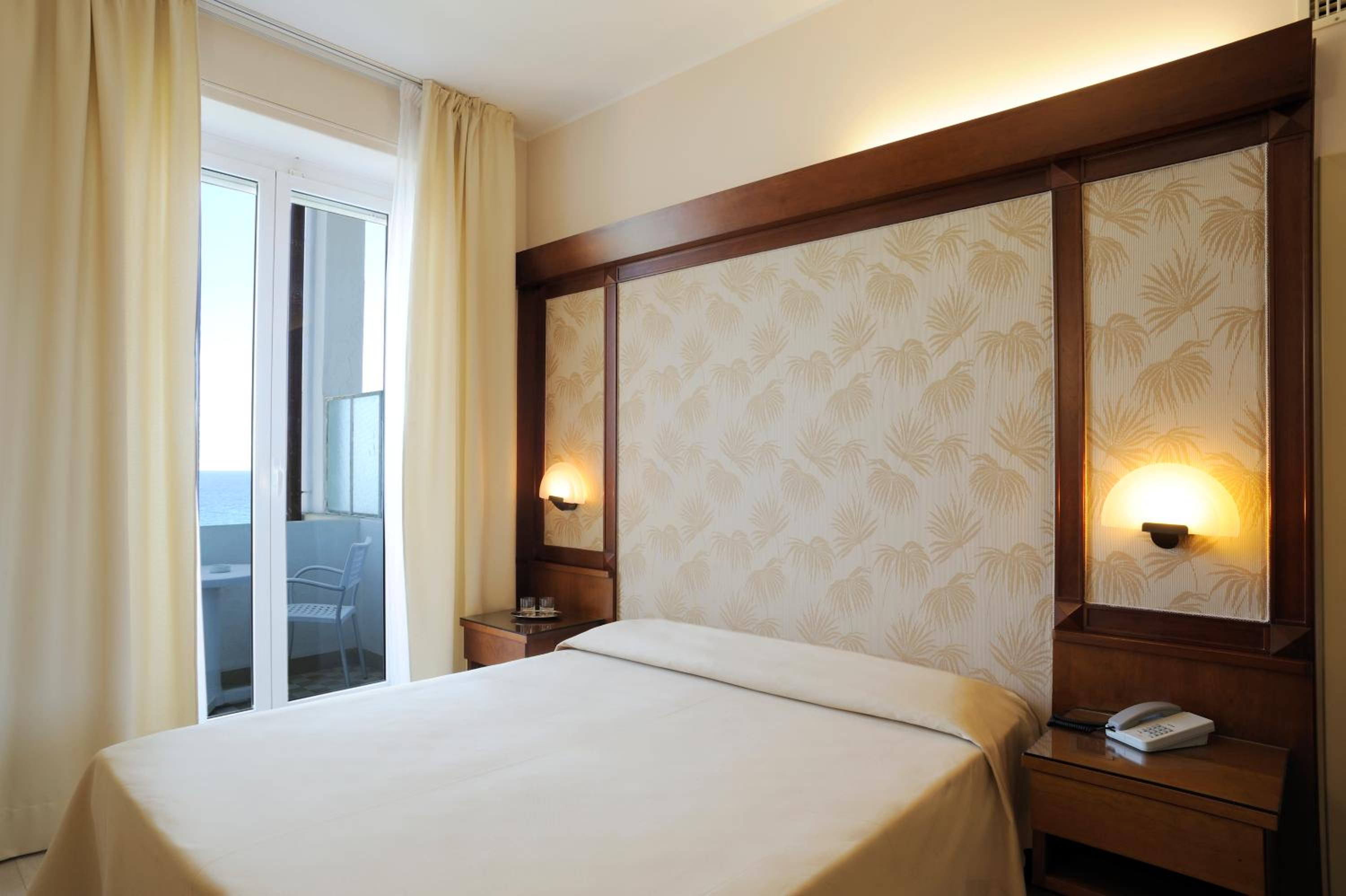 Deluxe Double Room 1°-2° Sea View - Photo 17
