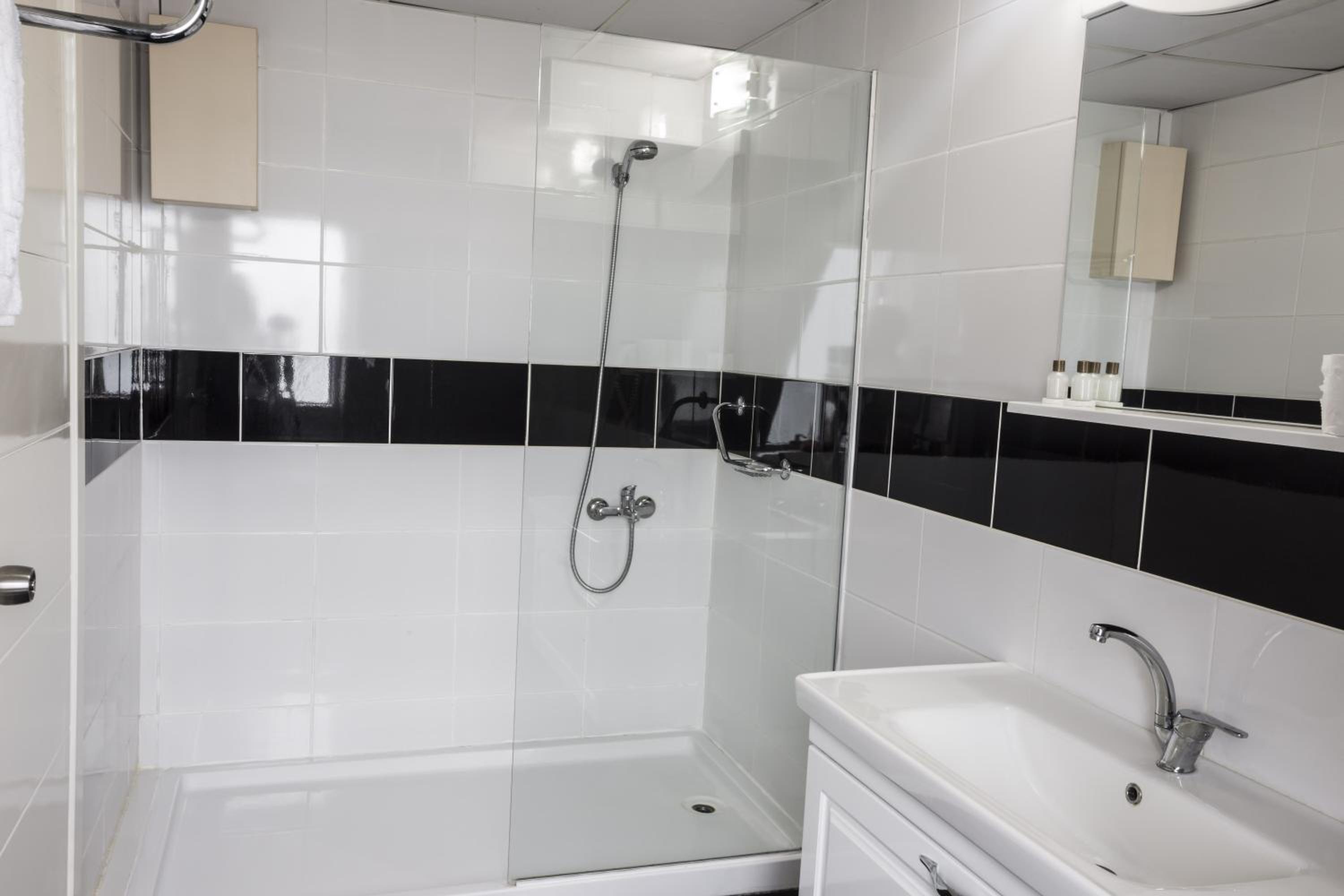 Standard Twin Room - Photo 5