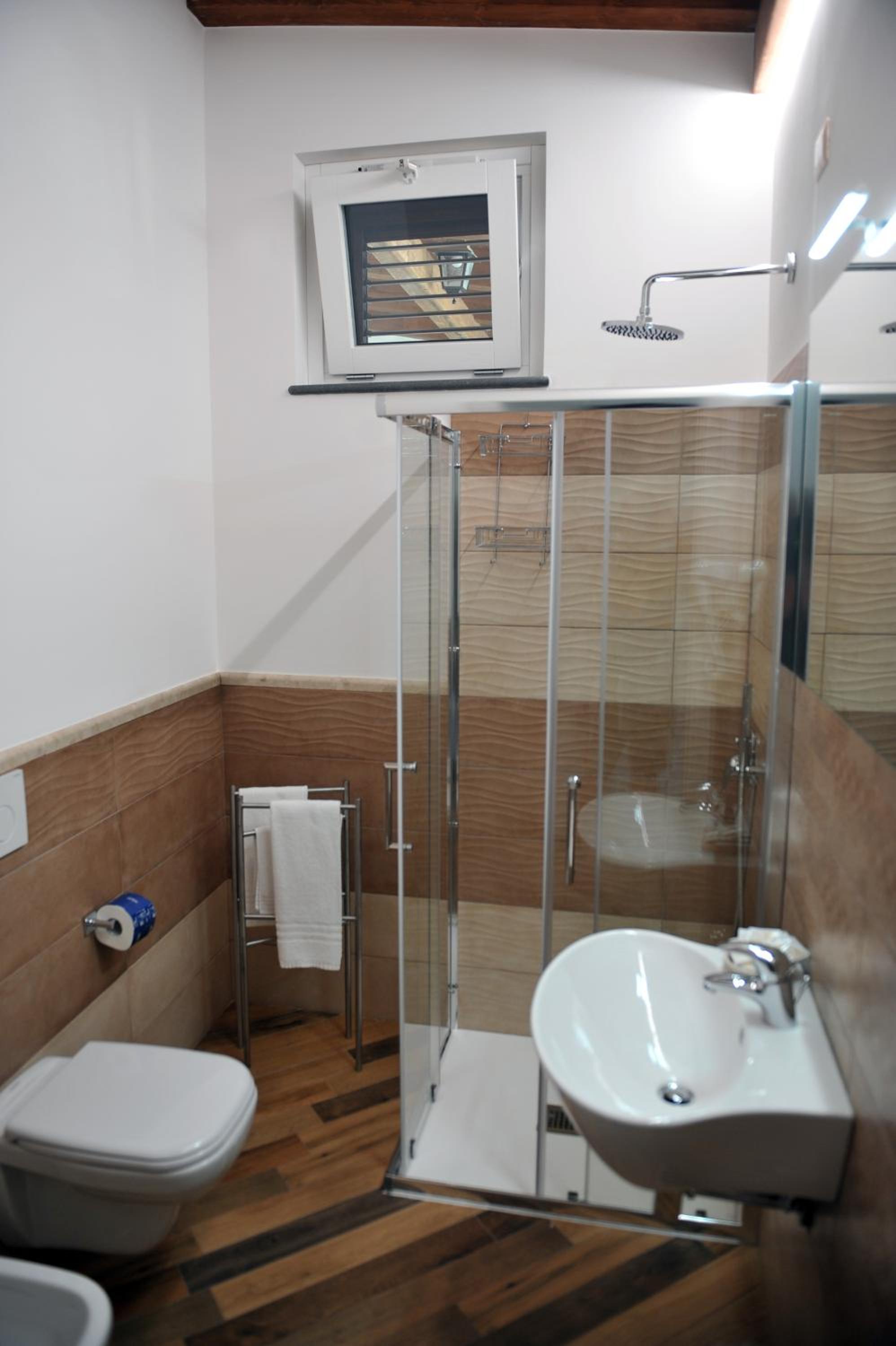 Deluxe Room (2 Adults + 1 Child) - Photo 7