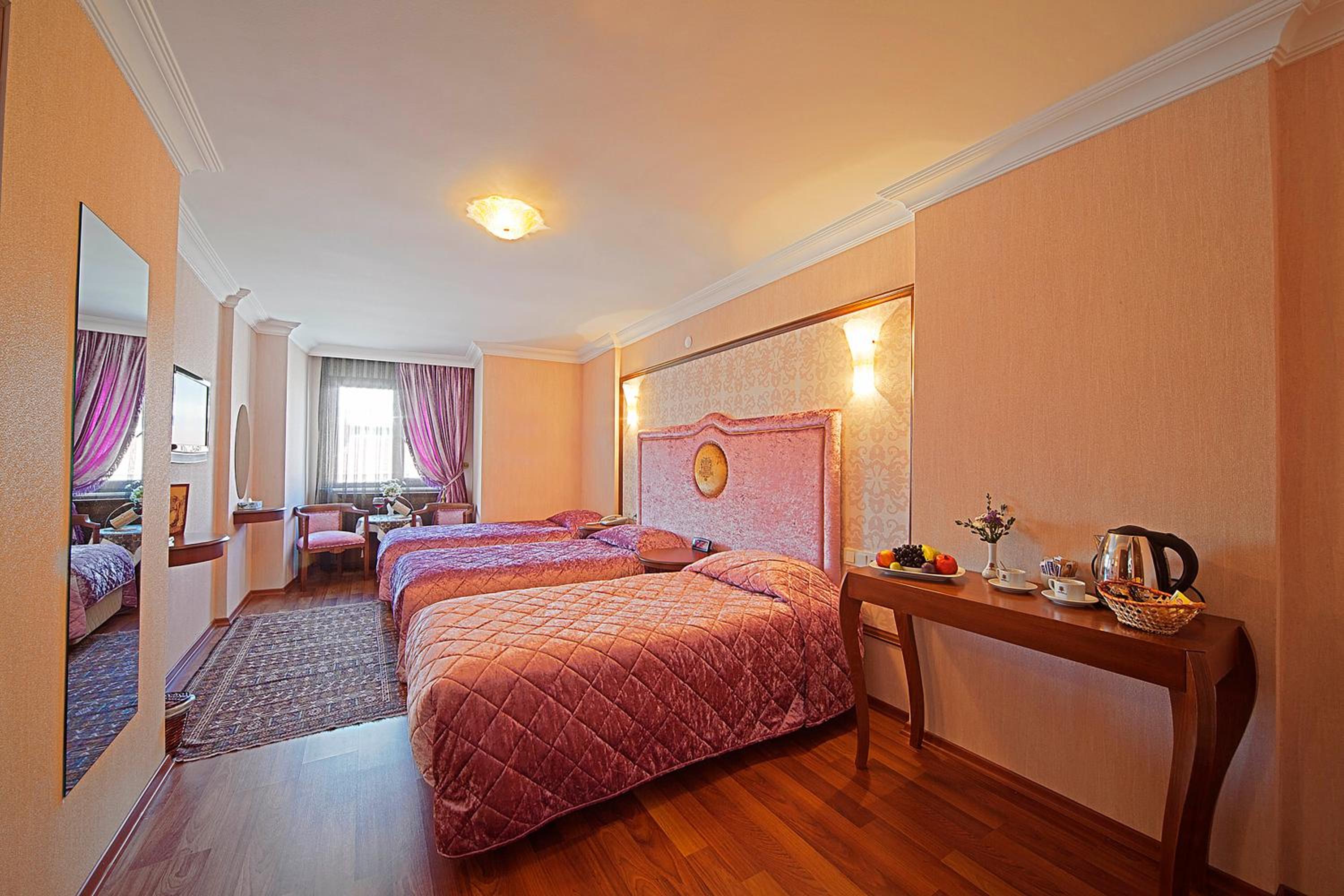 3 Single Beds Room photo 1