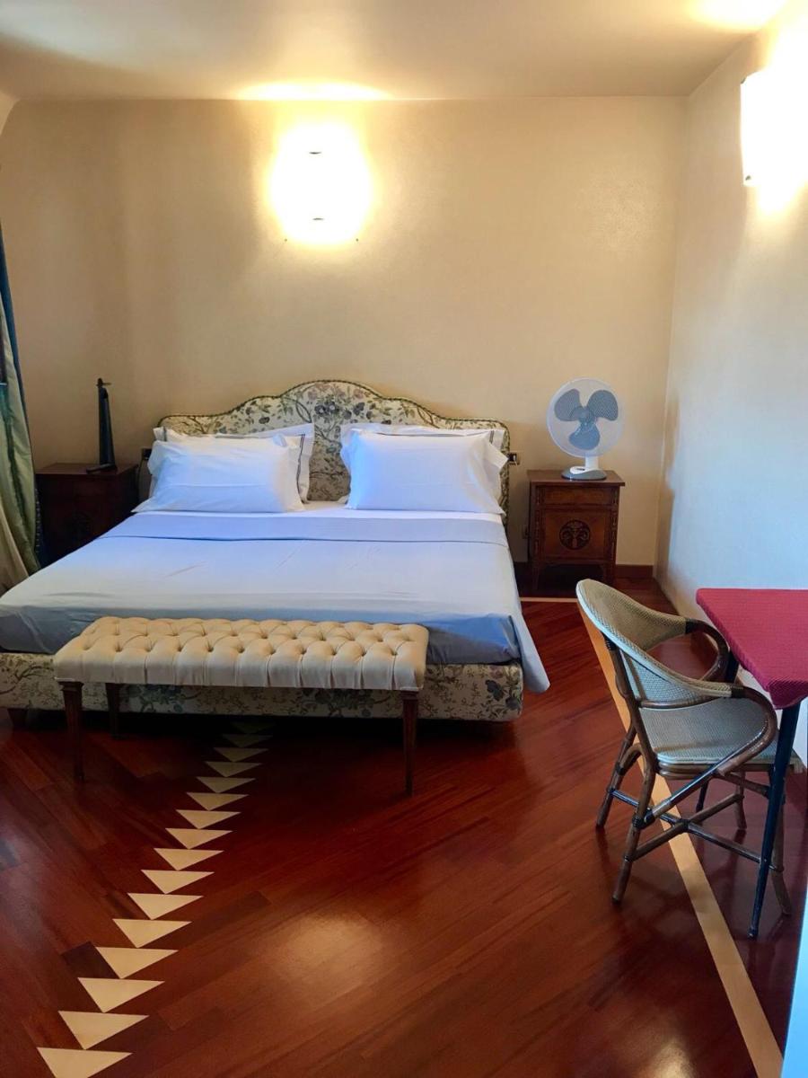 Deluxe Suite with Spa Bath photo 1