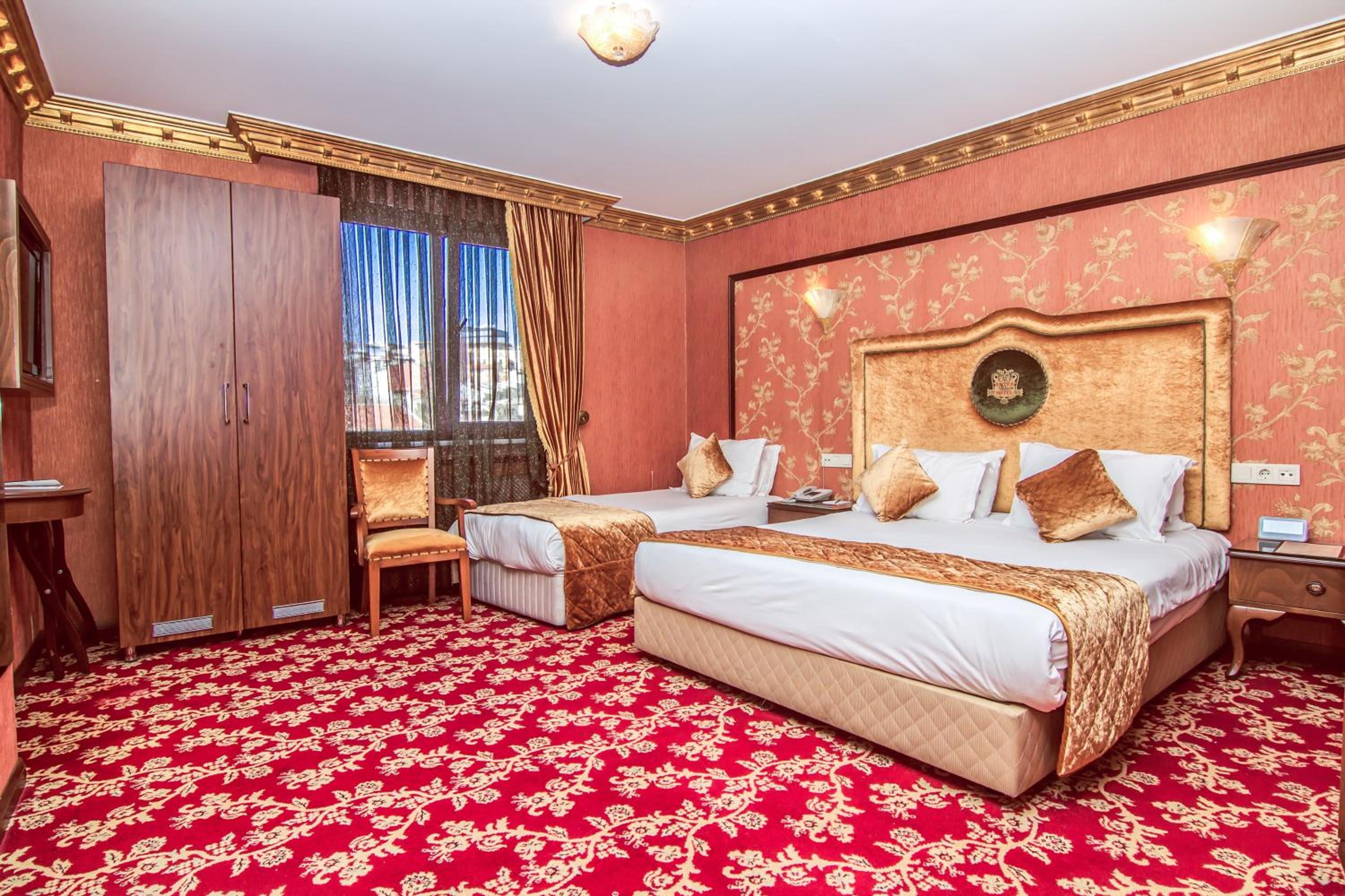 3 Single Beds Room photo 3
