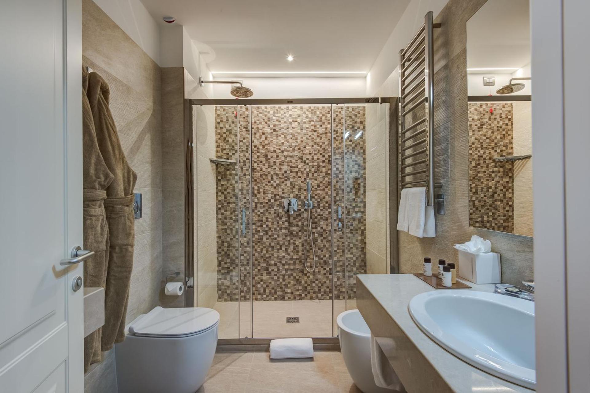 King Room with Balcony photo 1