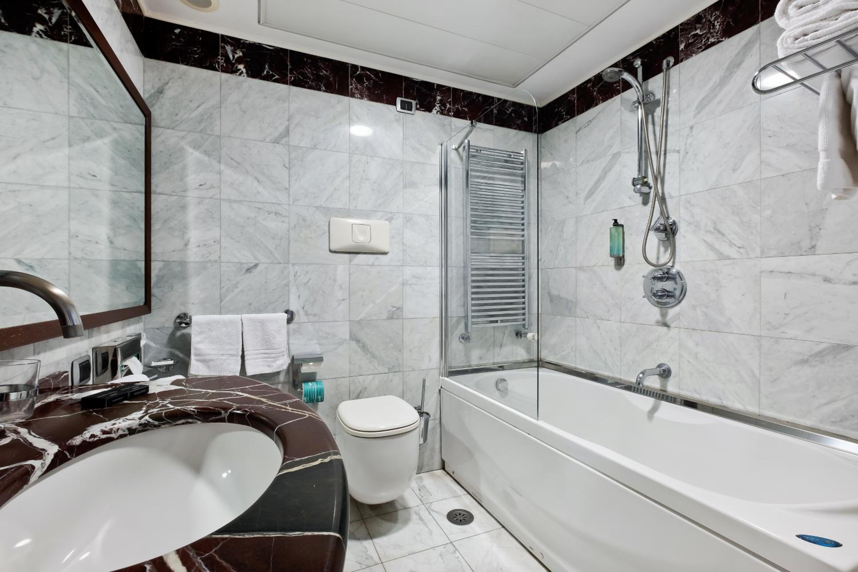 Double or Twin Room - Photo 4