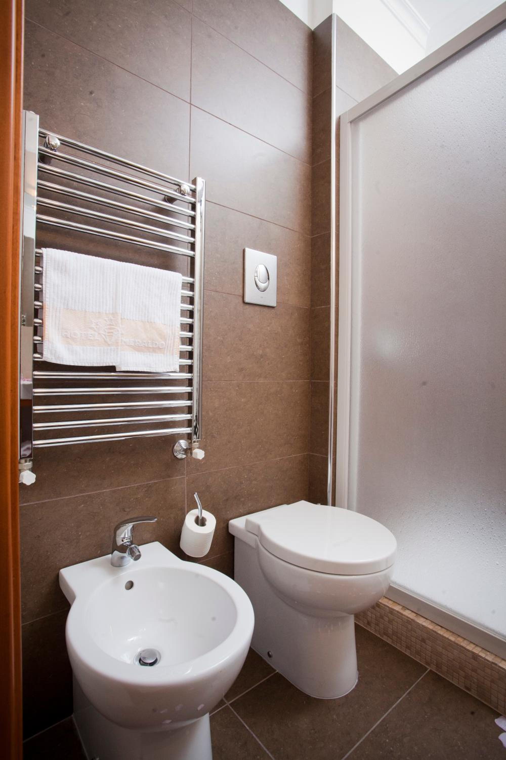 Twin Room - Photo 2