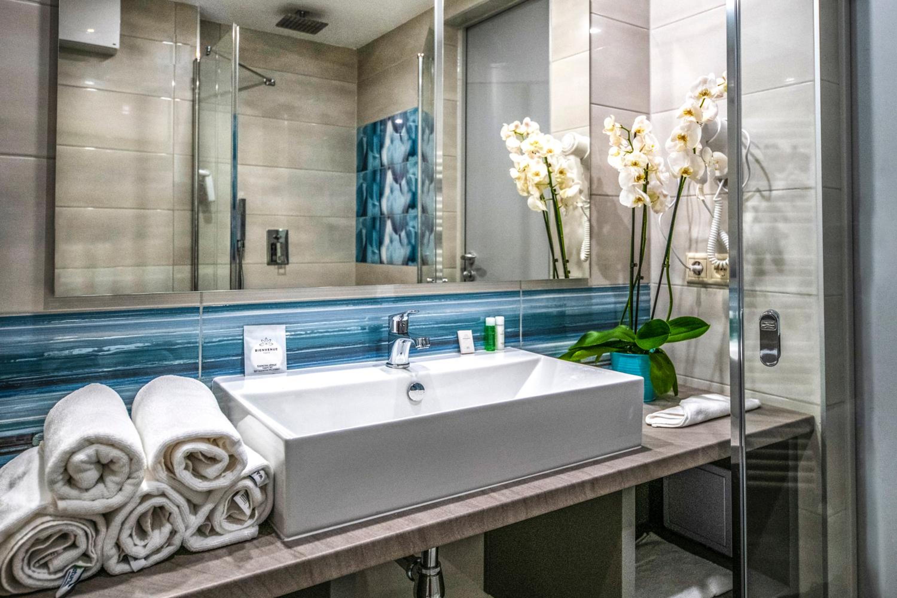 Standard Double or Twin Room with Balcony - Photo 4