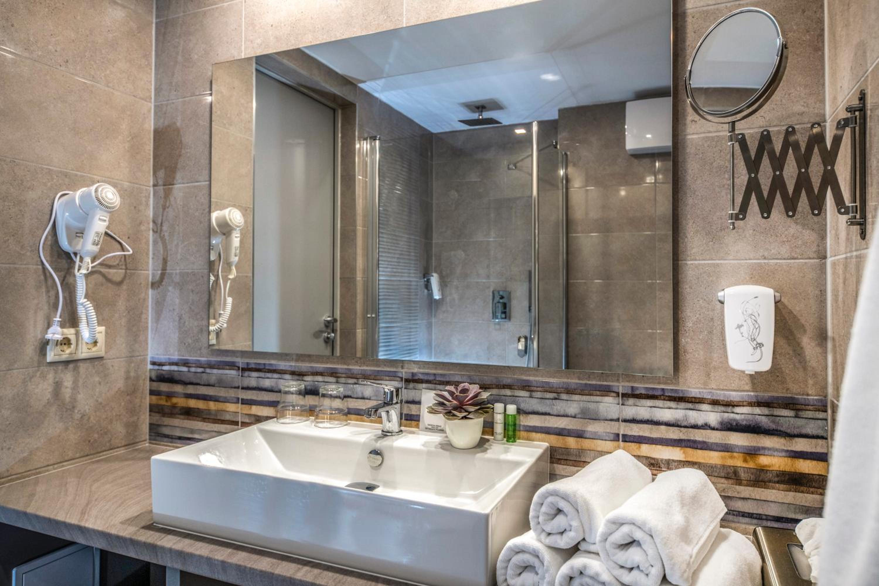 Standard Double or Twin Room with Balcony - Photo 2
