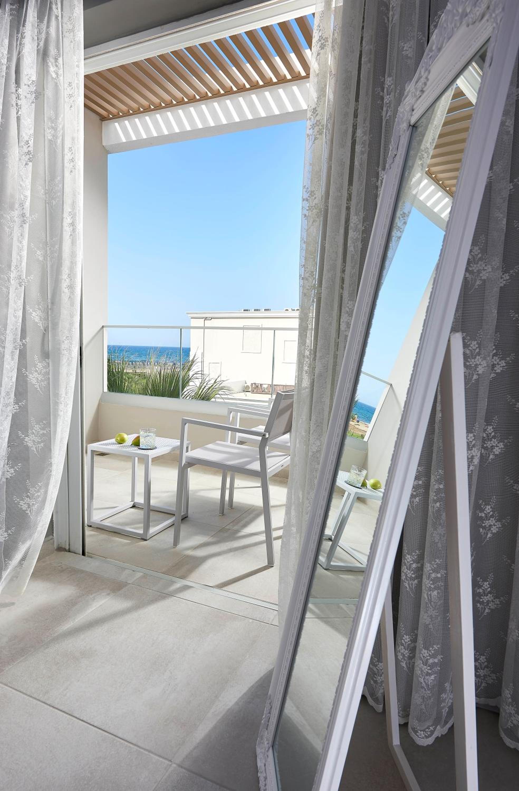 Deluxe Double Room with Side Sea View photo 2