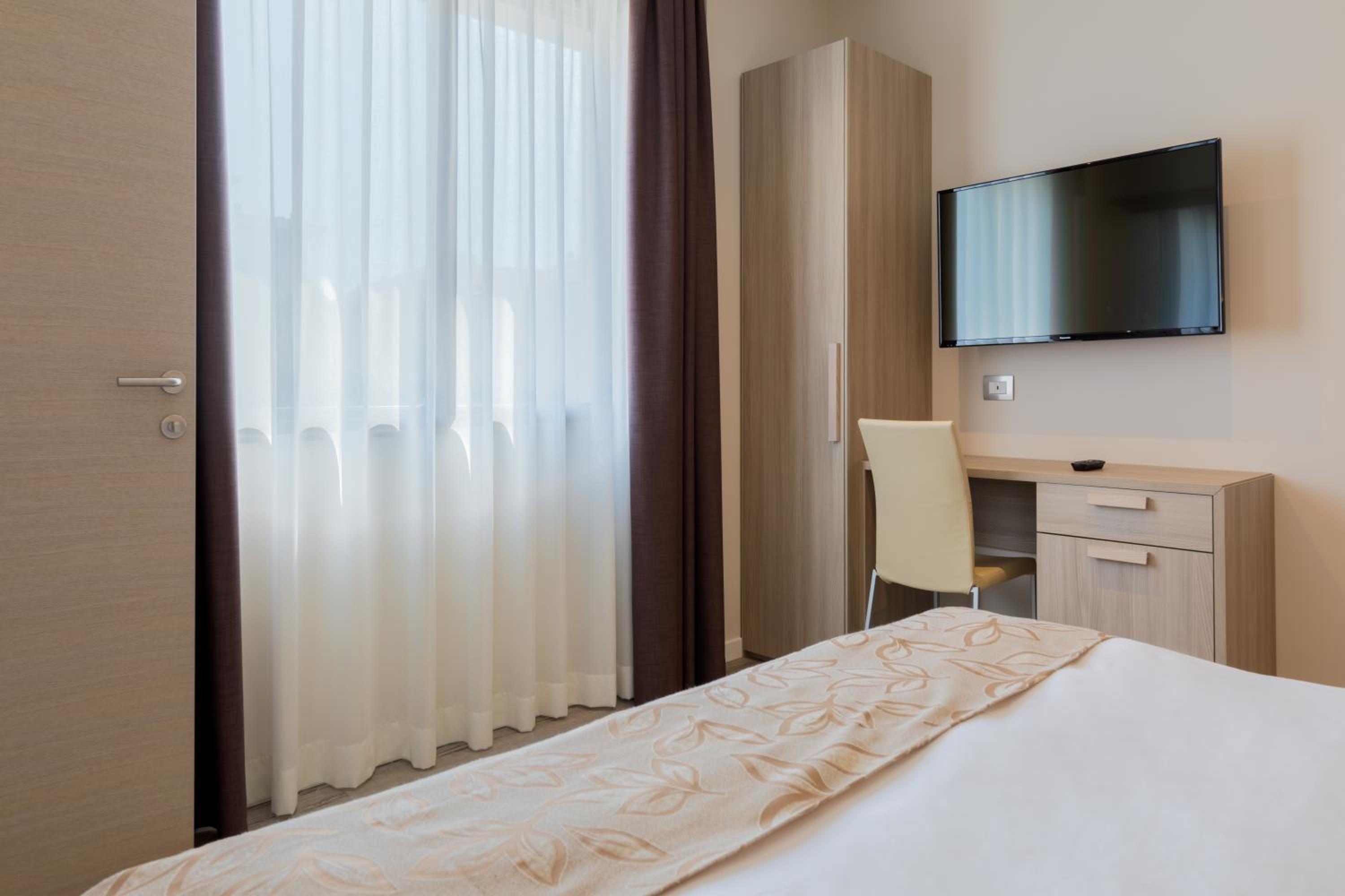 Double or Twin Room photo 3
