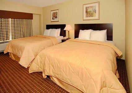 Queen Room with Two Queen Beds - Non-Smoking - Photo 2