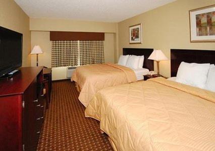 Queen Room with Two Queen Beds - Non-Smoking - Photo 1