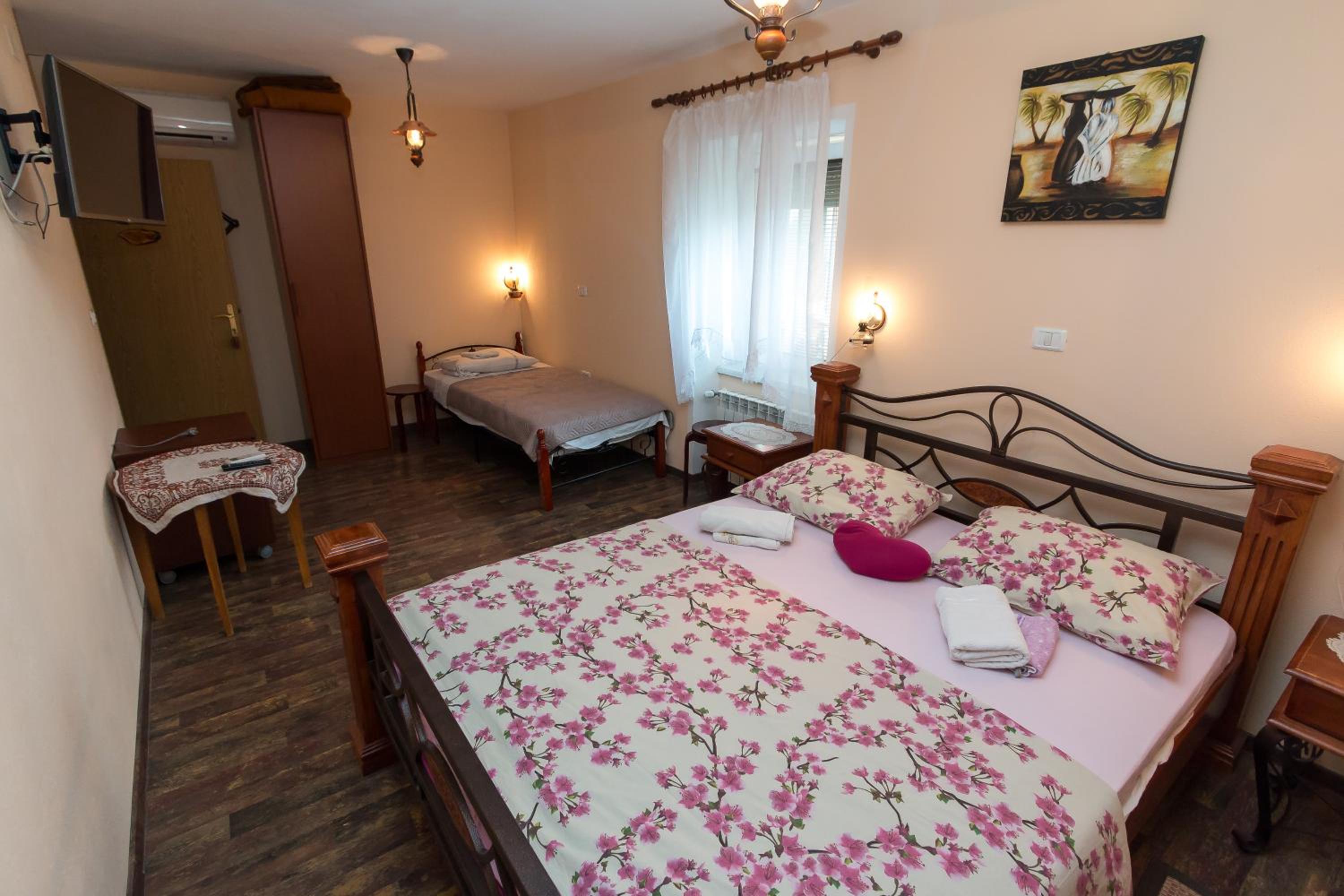 Double or Twin Room with Extra Bed photo 2