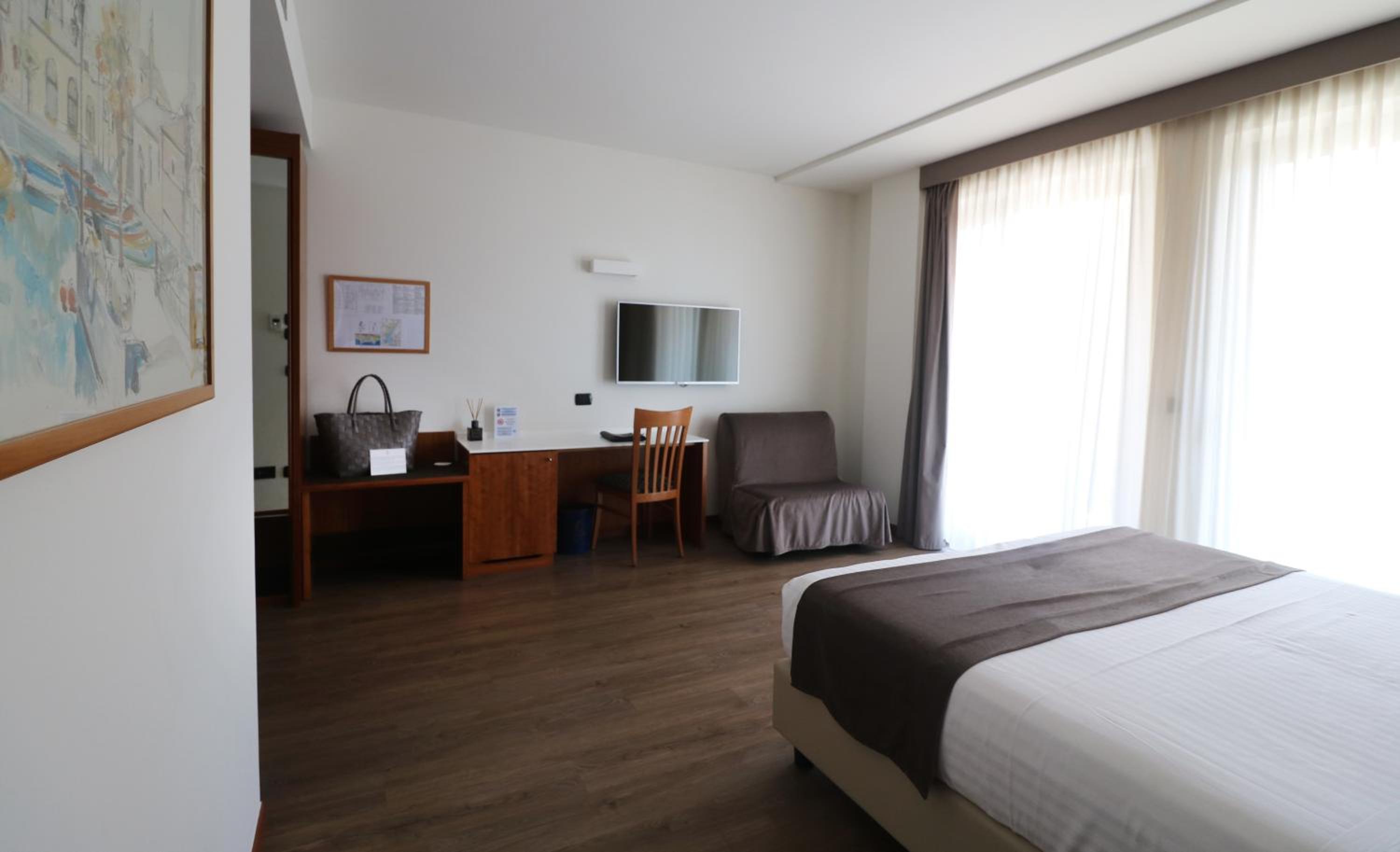 Large Double Room - Upper Floor photo 3