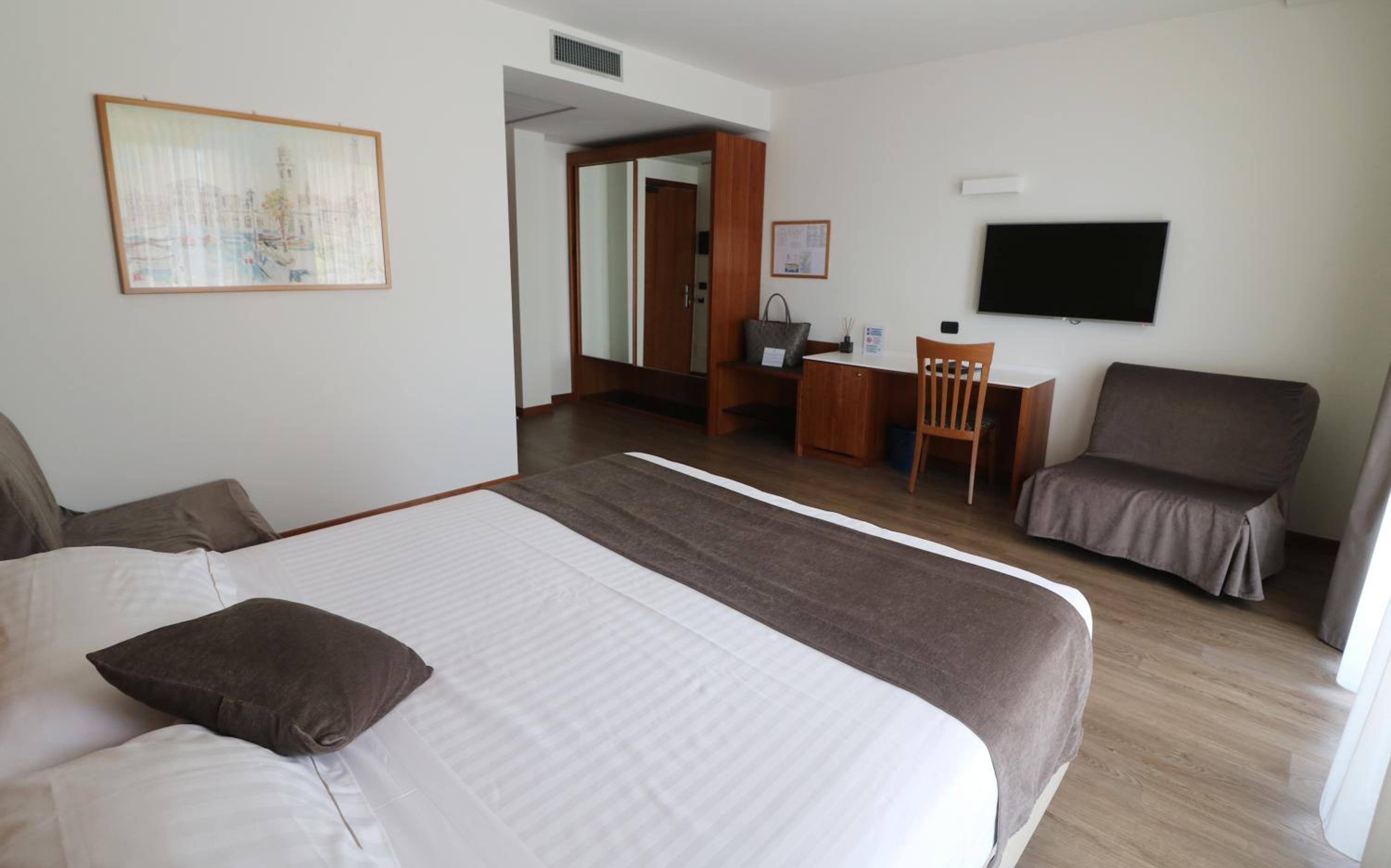 Large Double Room - Upper Floor photo 2