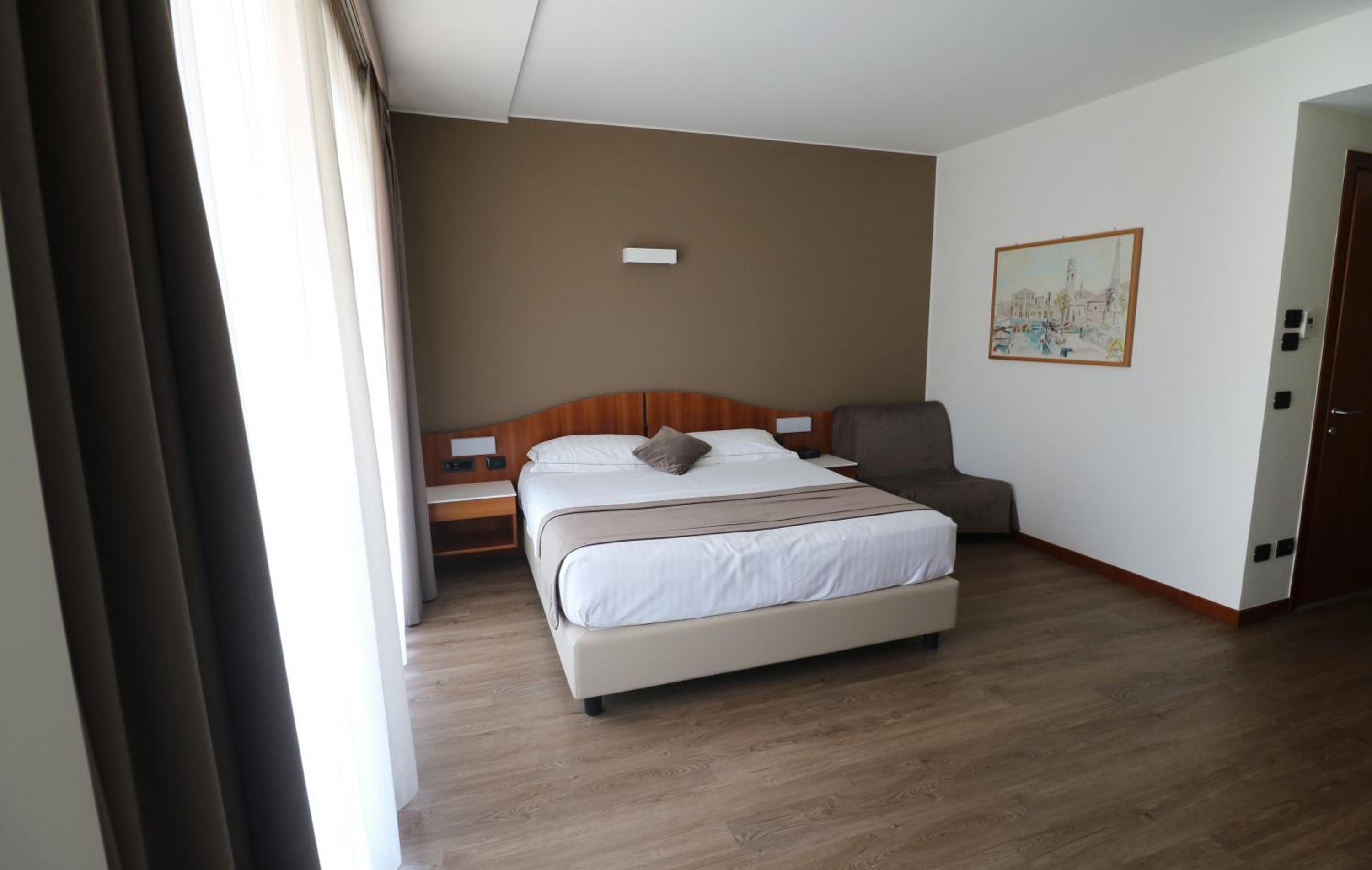 Large Double Room - Upper Floor photo 1