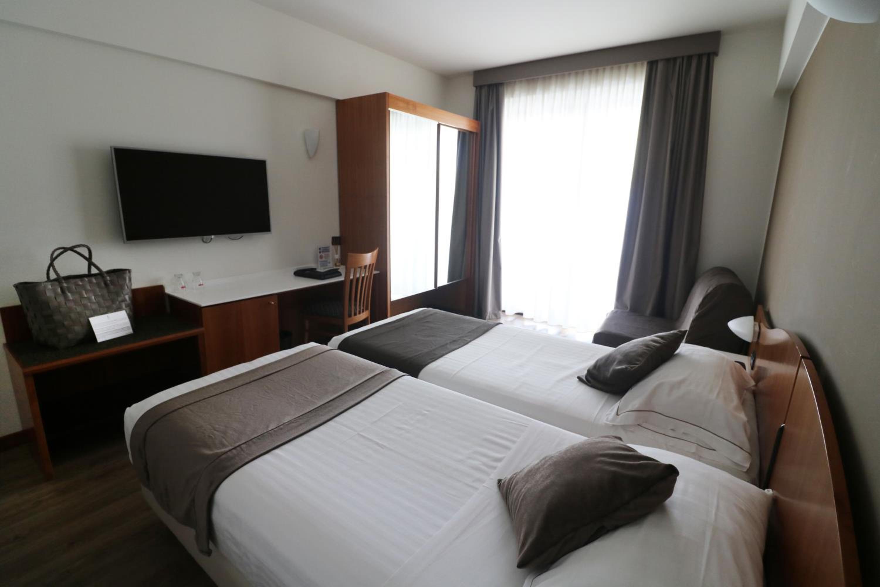 Twin Room with Lake View photo 3