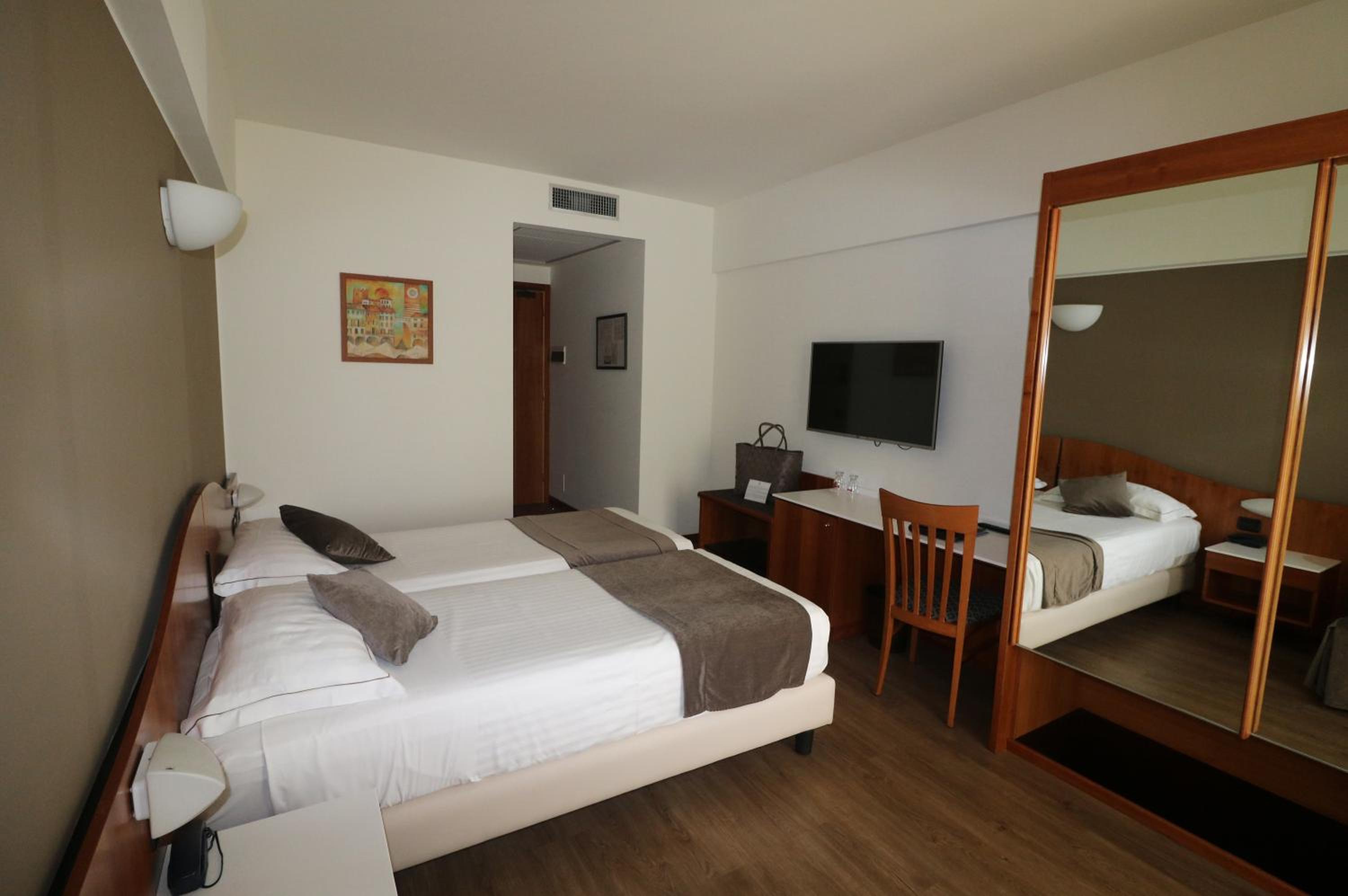 Twin Room with Lake View photo 1
