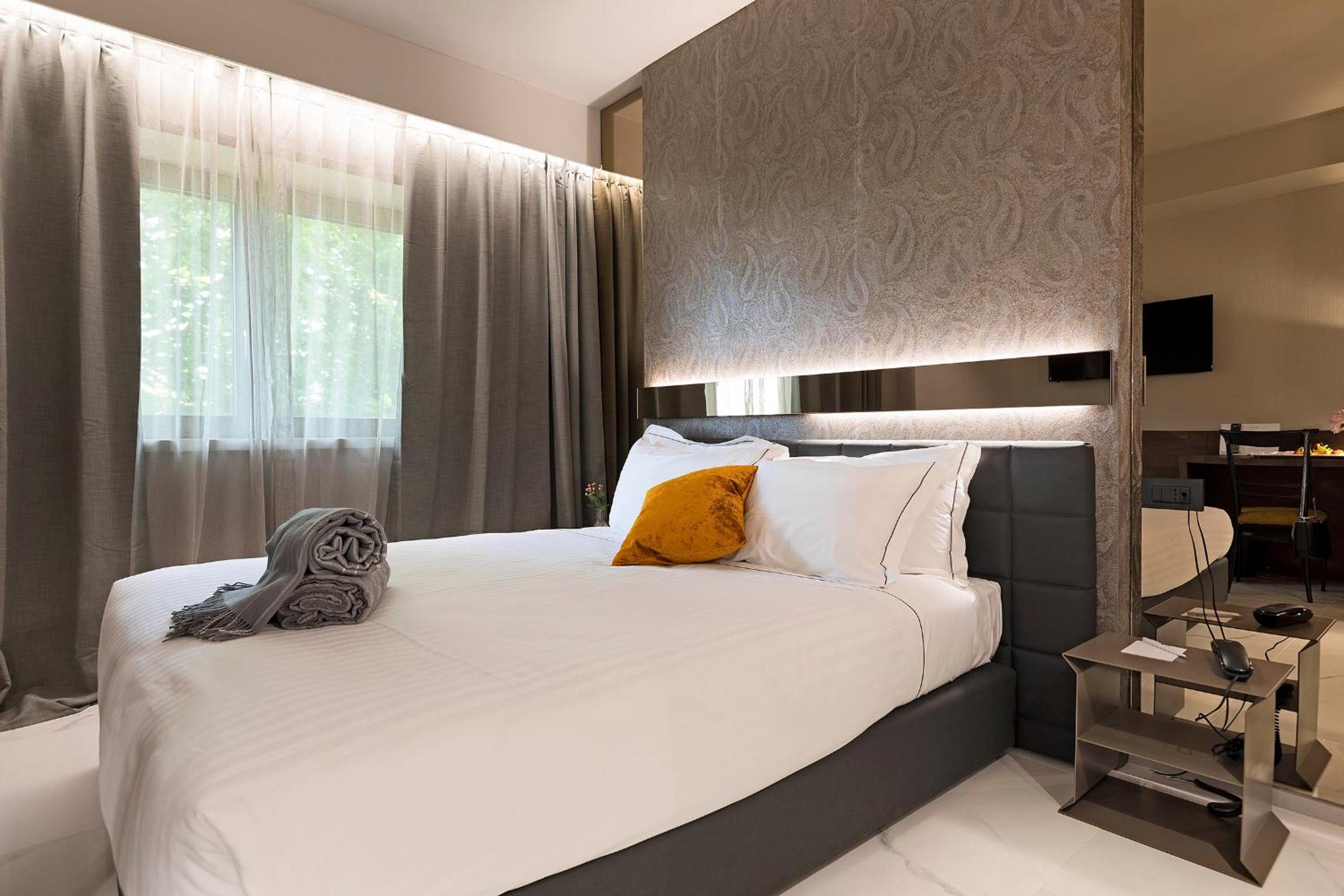 Deluxe Queen Room - Photo 1