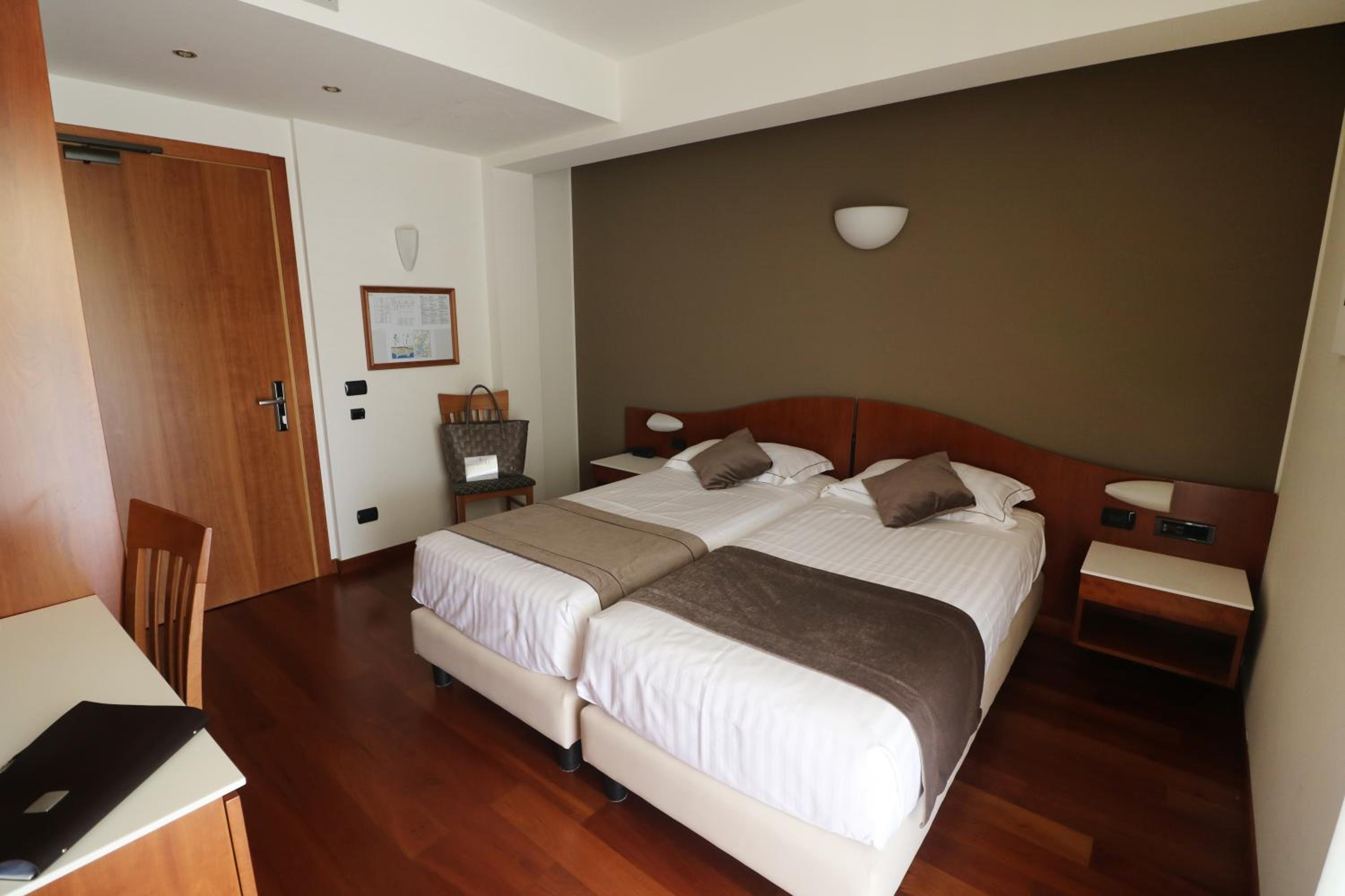 Standard Twin Room photo 1