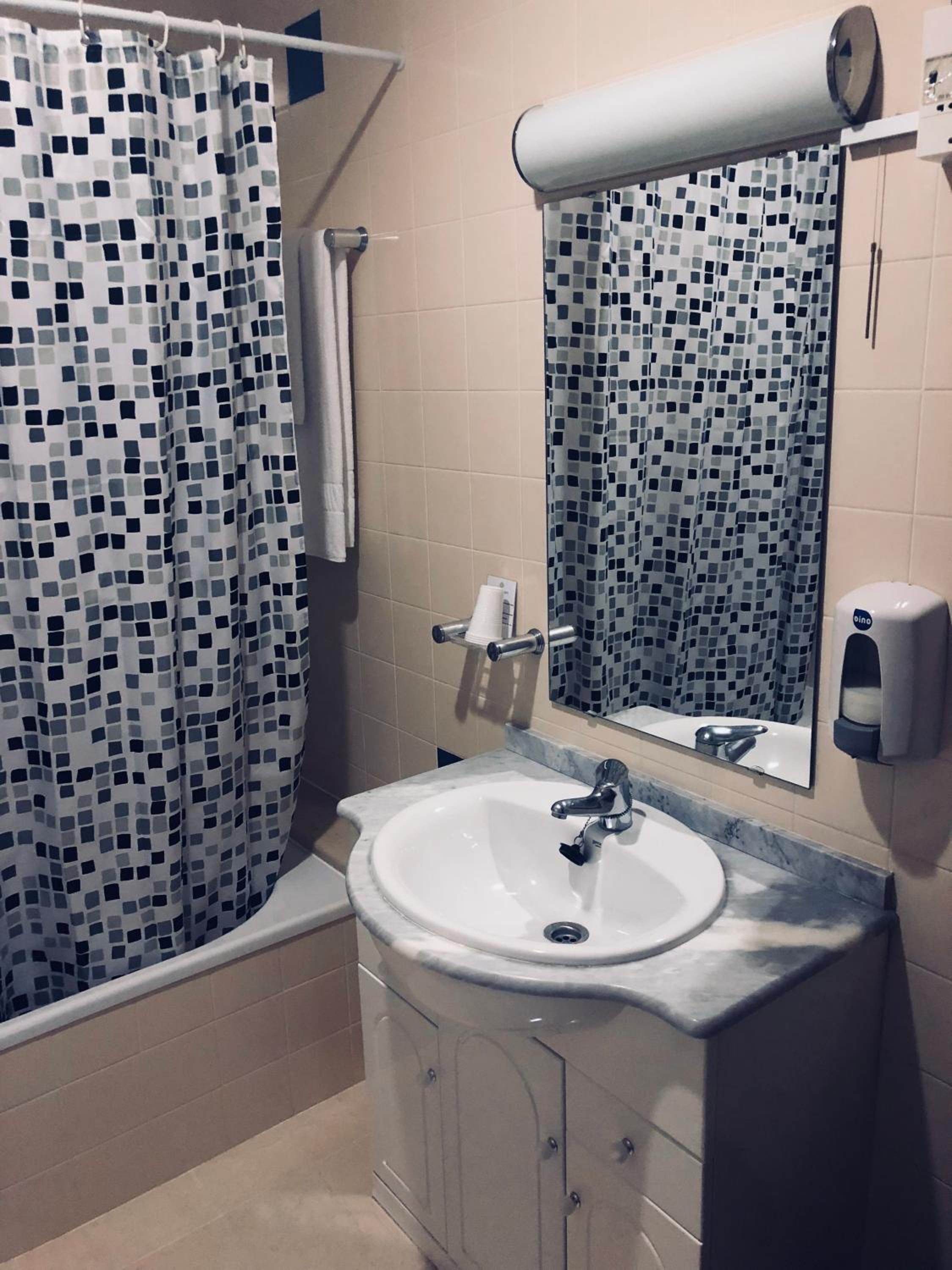 Twin Room - Photo 8