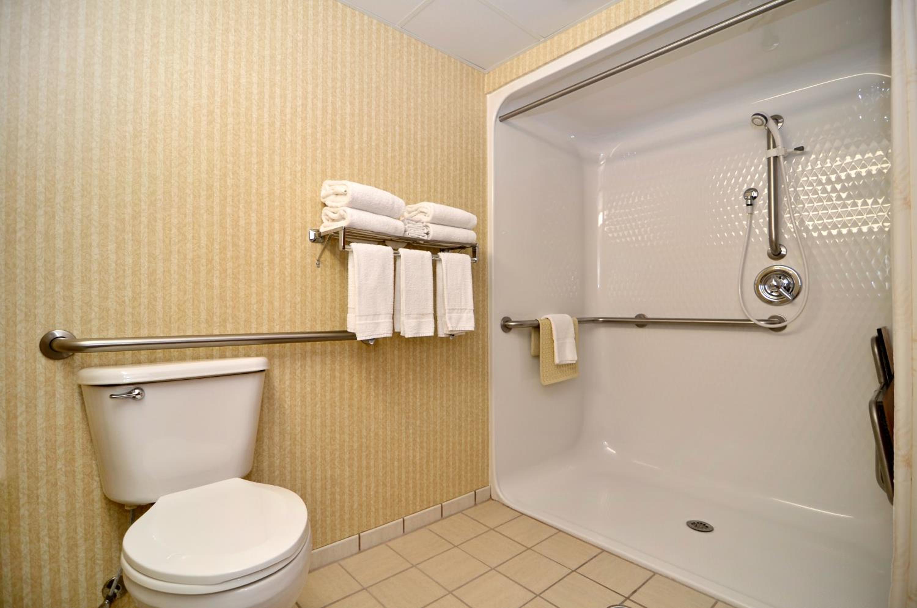 Queen Suite with Two Queen Beds - Non-Smoking - Photo 6