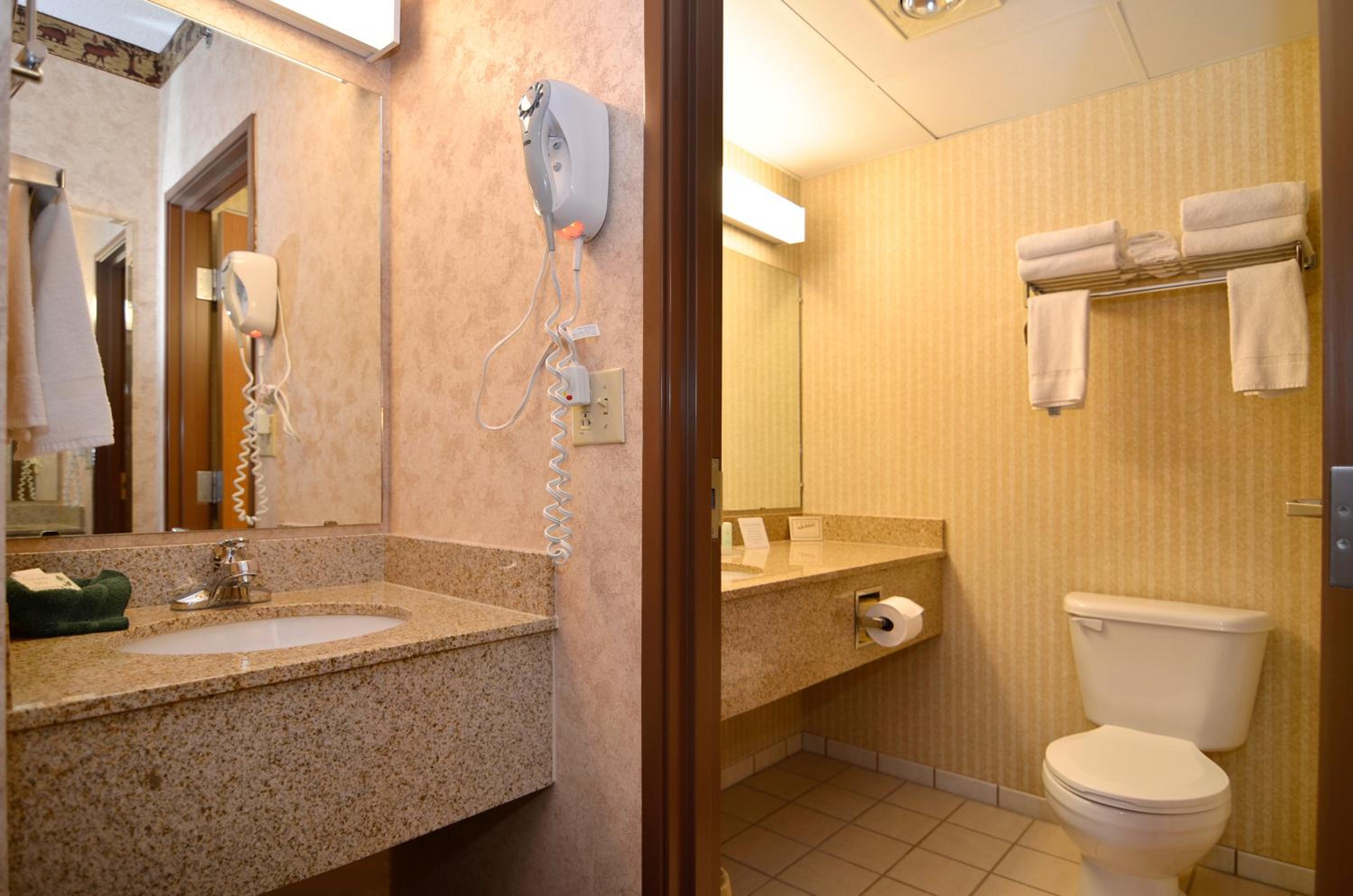 Queen Suite with Two Queen Beds - Non-Smoking - Photo 5