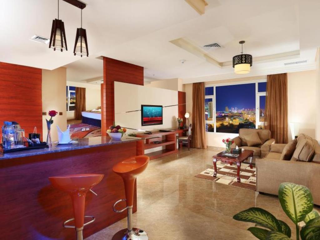 Executive King Suite with Kitchenette and Living Room