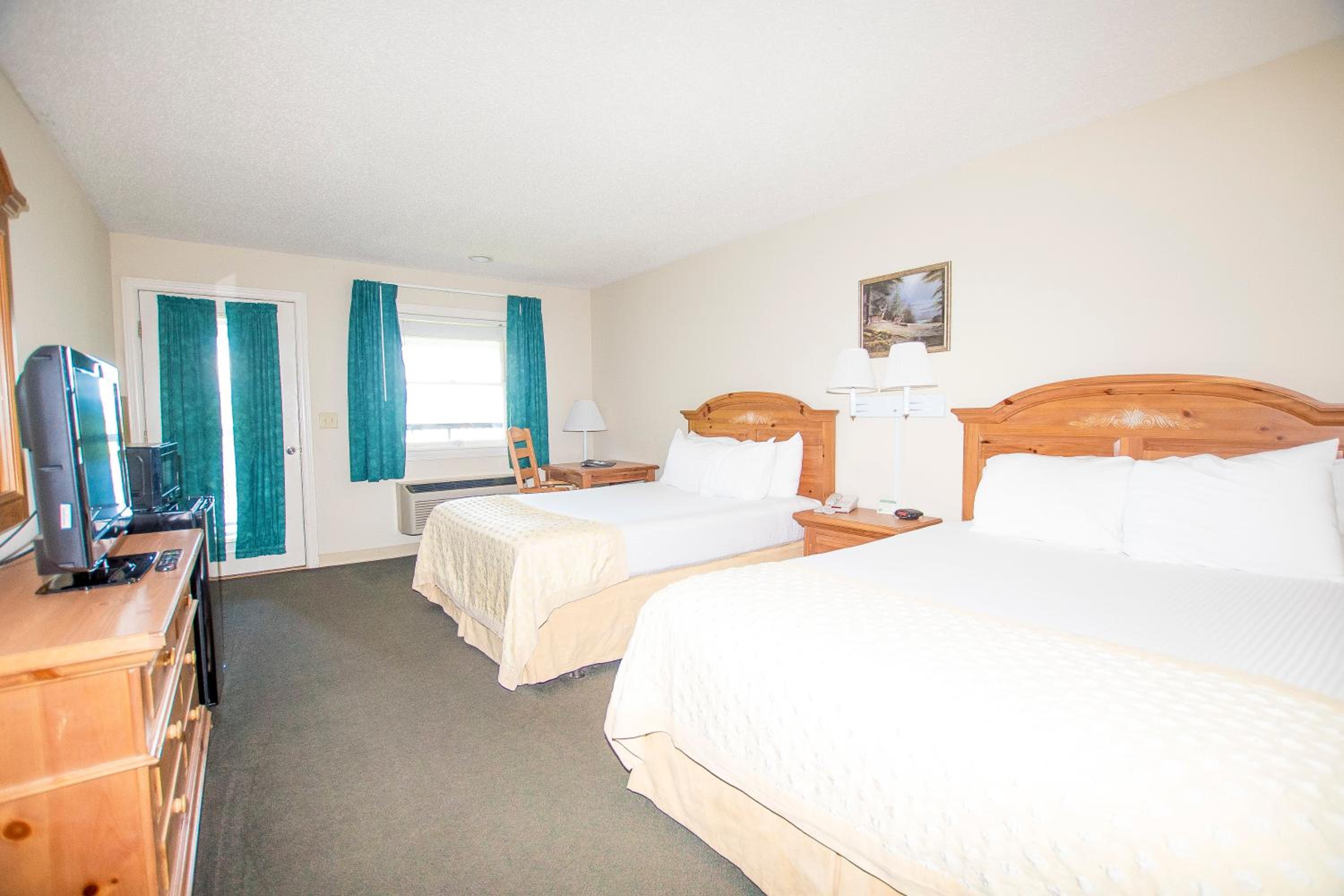Queen Room with Two Queen Beds - Lake View photo 1