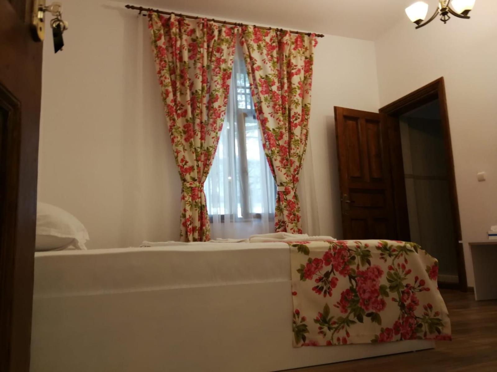 Standard Double Room - Photo 2