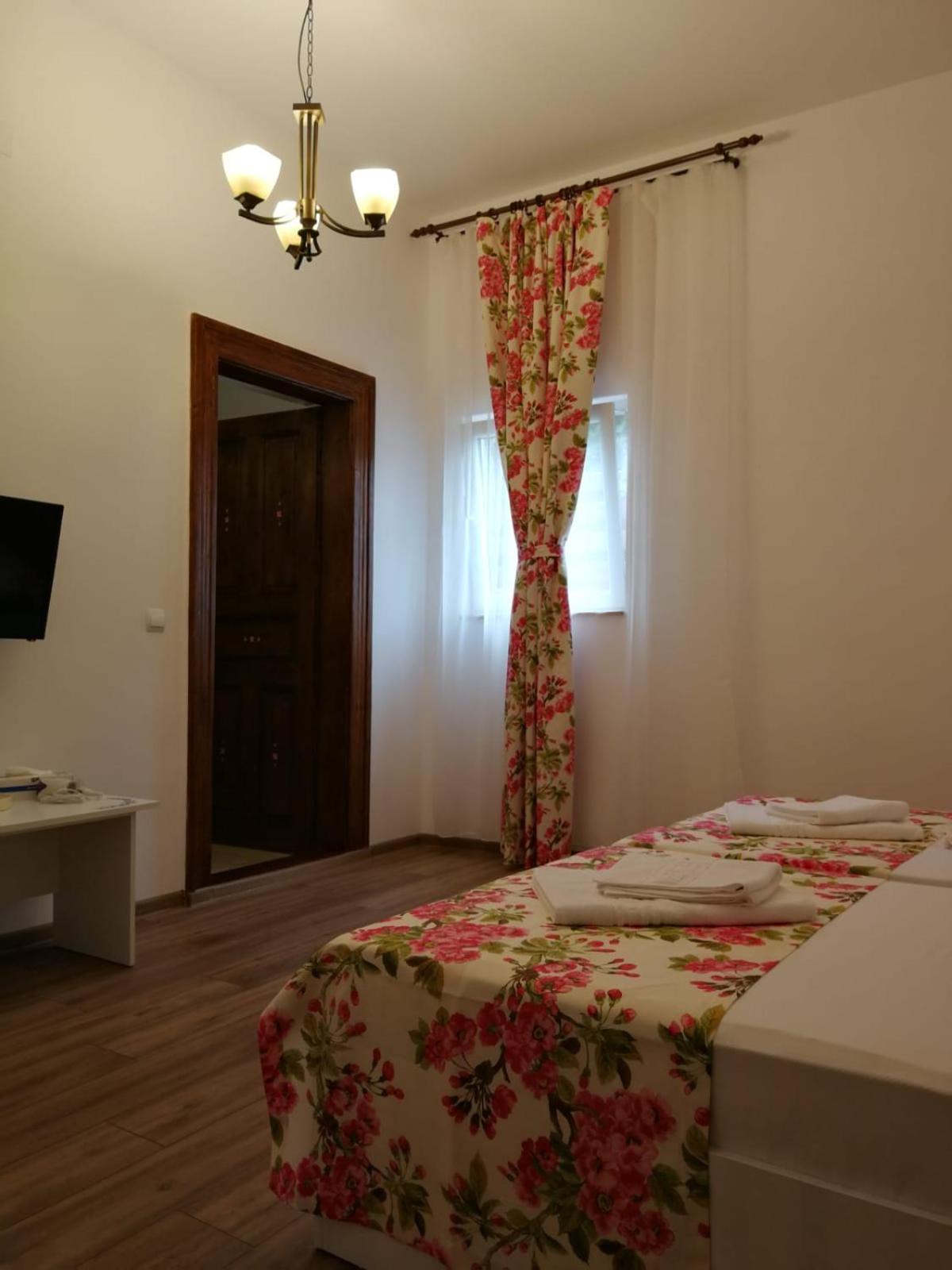 Standard Double Room - Photo 7