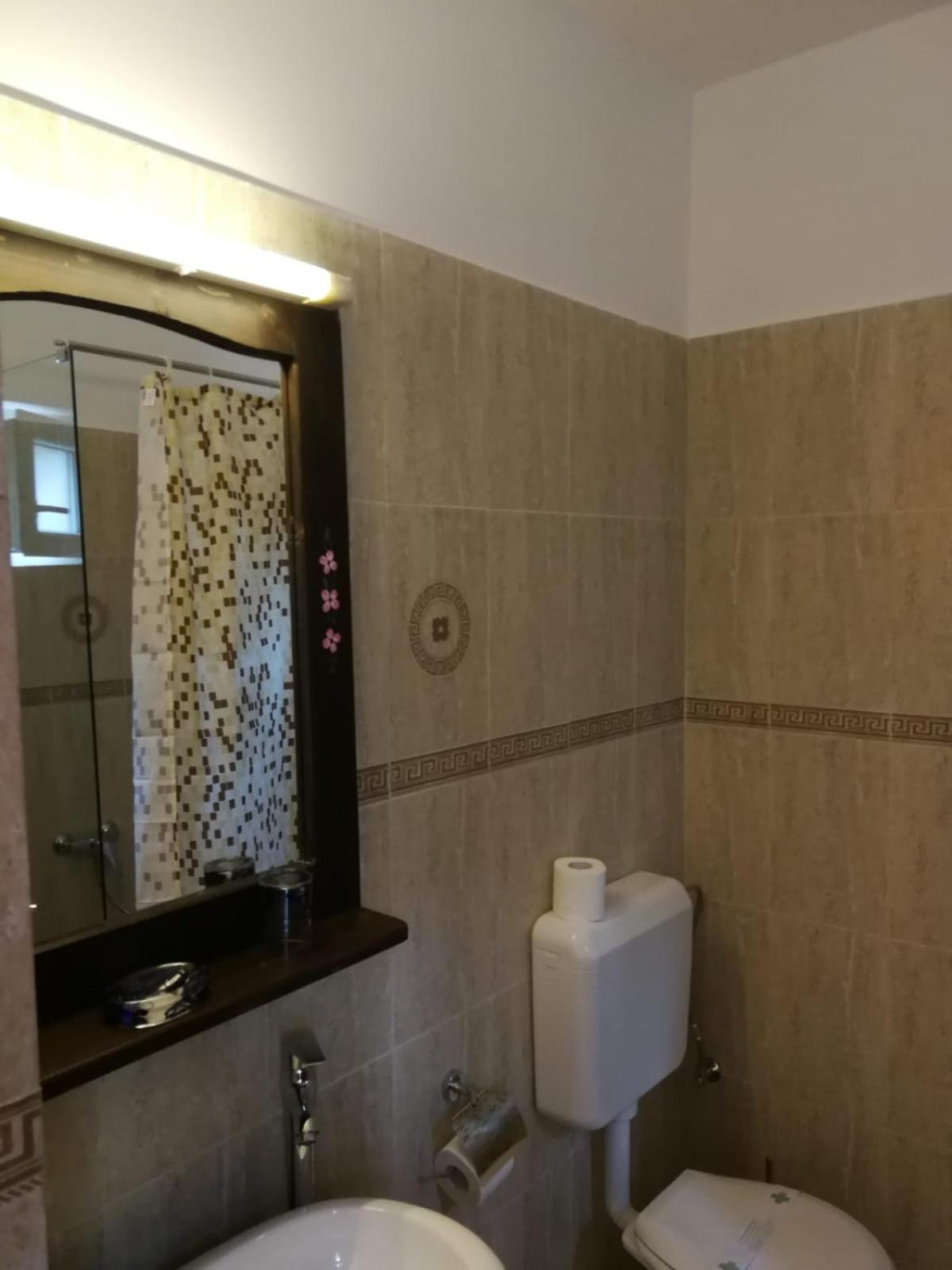 Standard Double Room - Photo 13