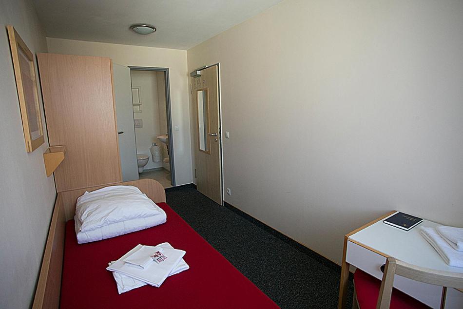 Single Room with Private Bathroom photo 3