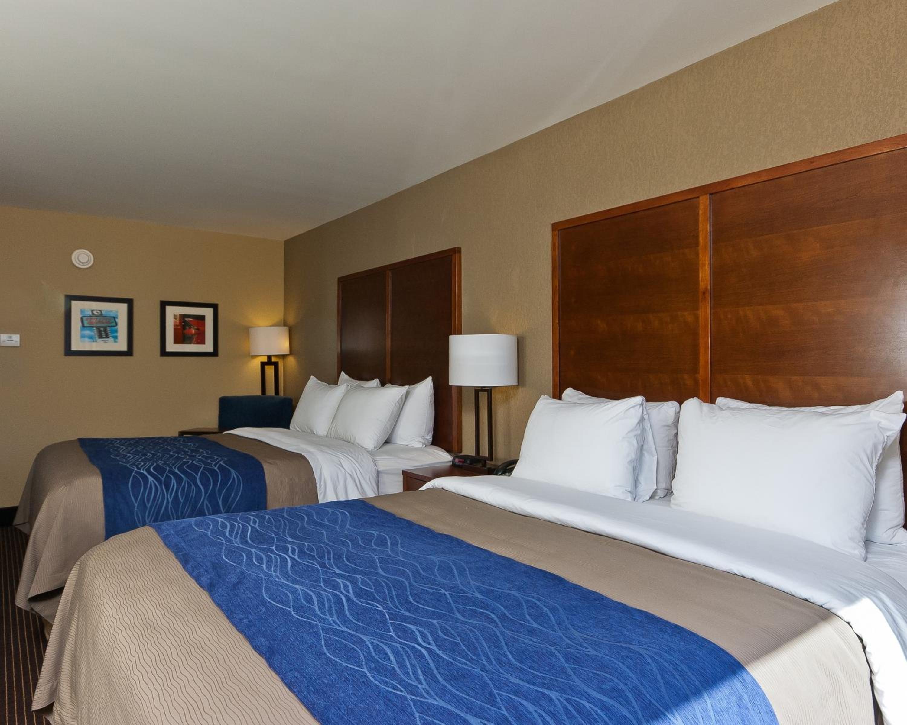 Queen Room with Two Queen Beds - Non-Smoking photo 3