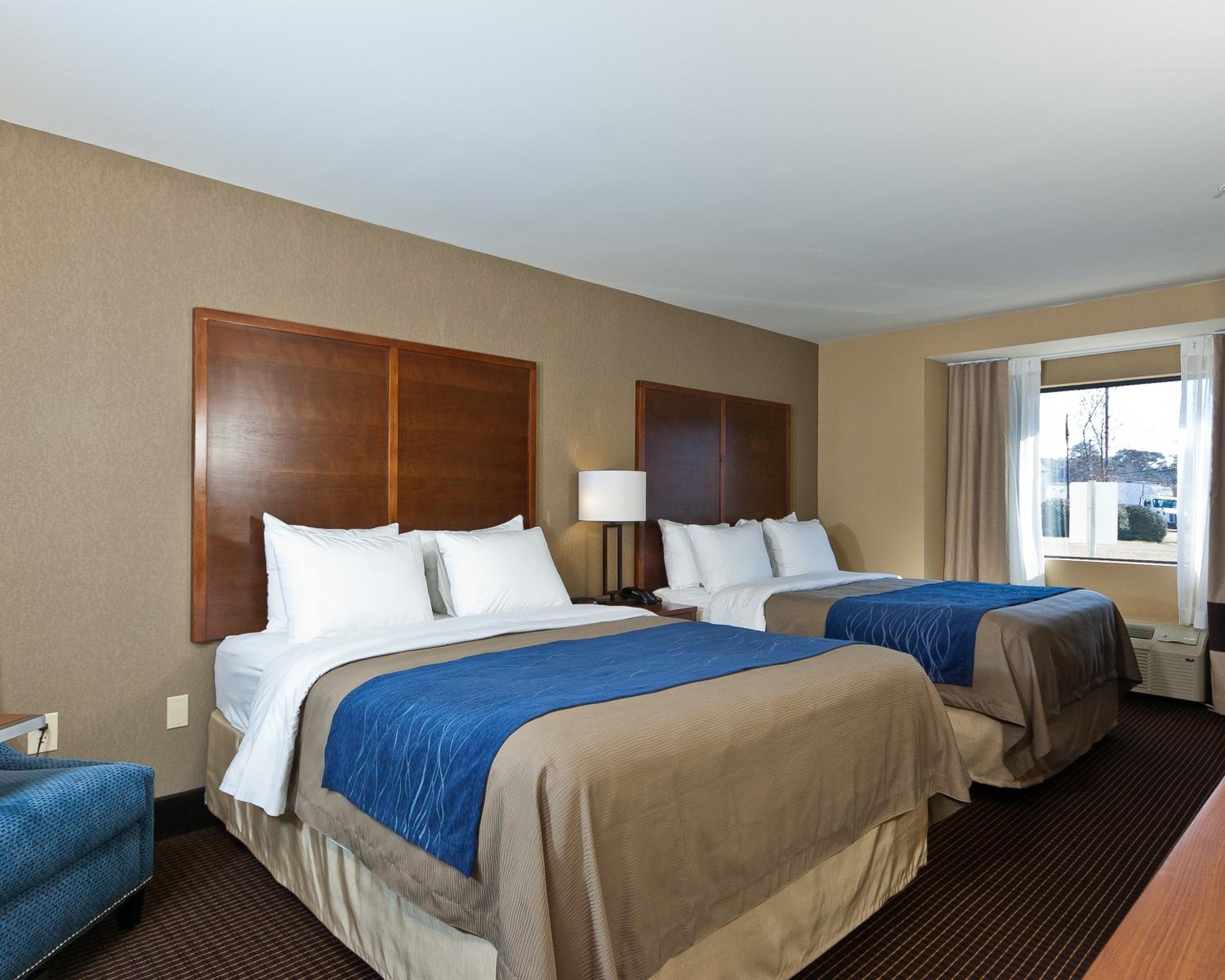 Queen Room with Two Queen Beds - Non-Smoking photo 2