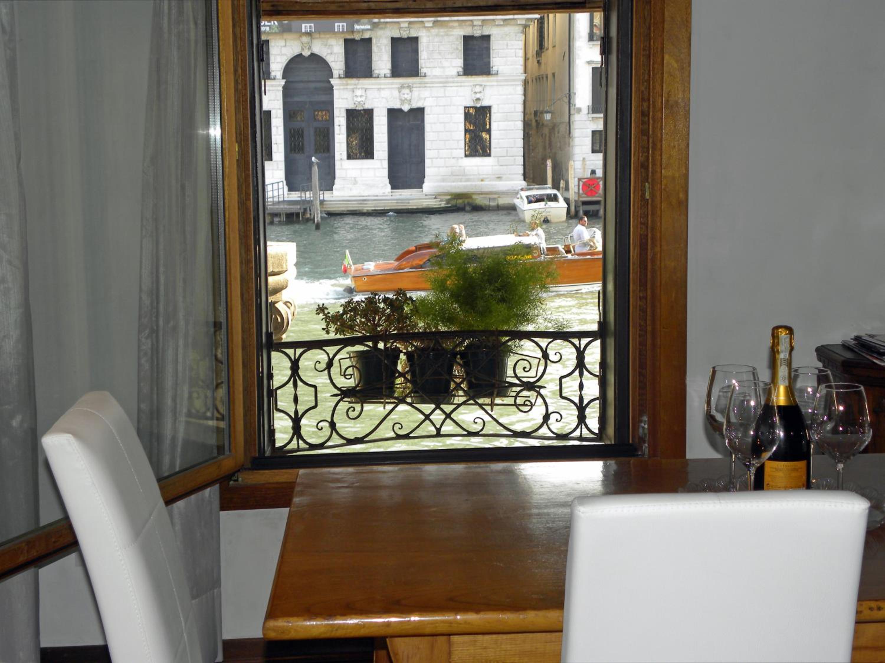 Deluxe Apartment photo 2