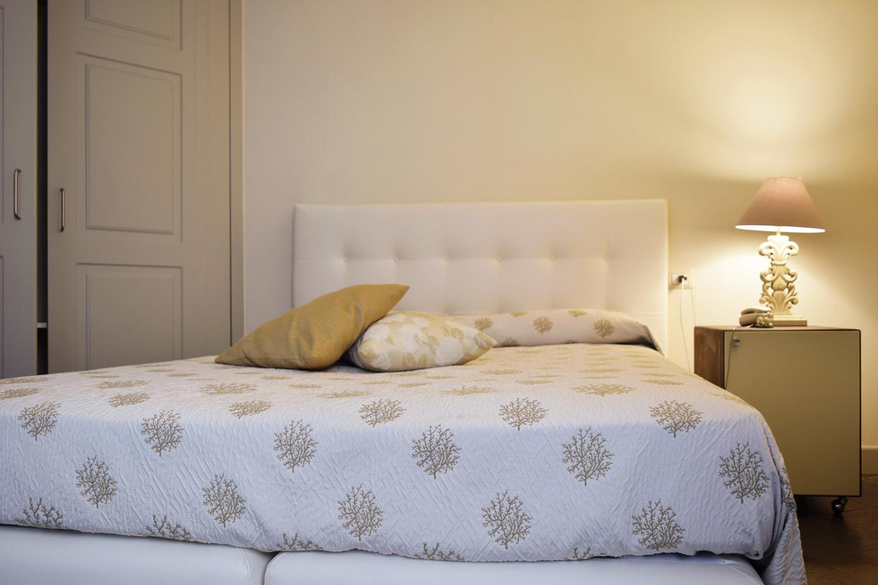 Budget Double Room - Photo 7