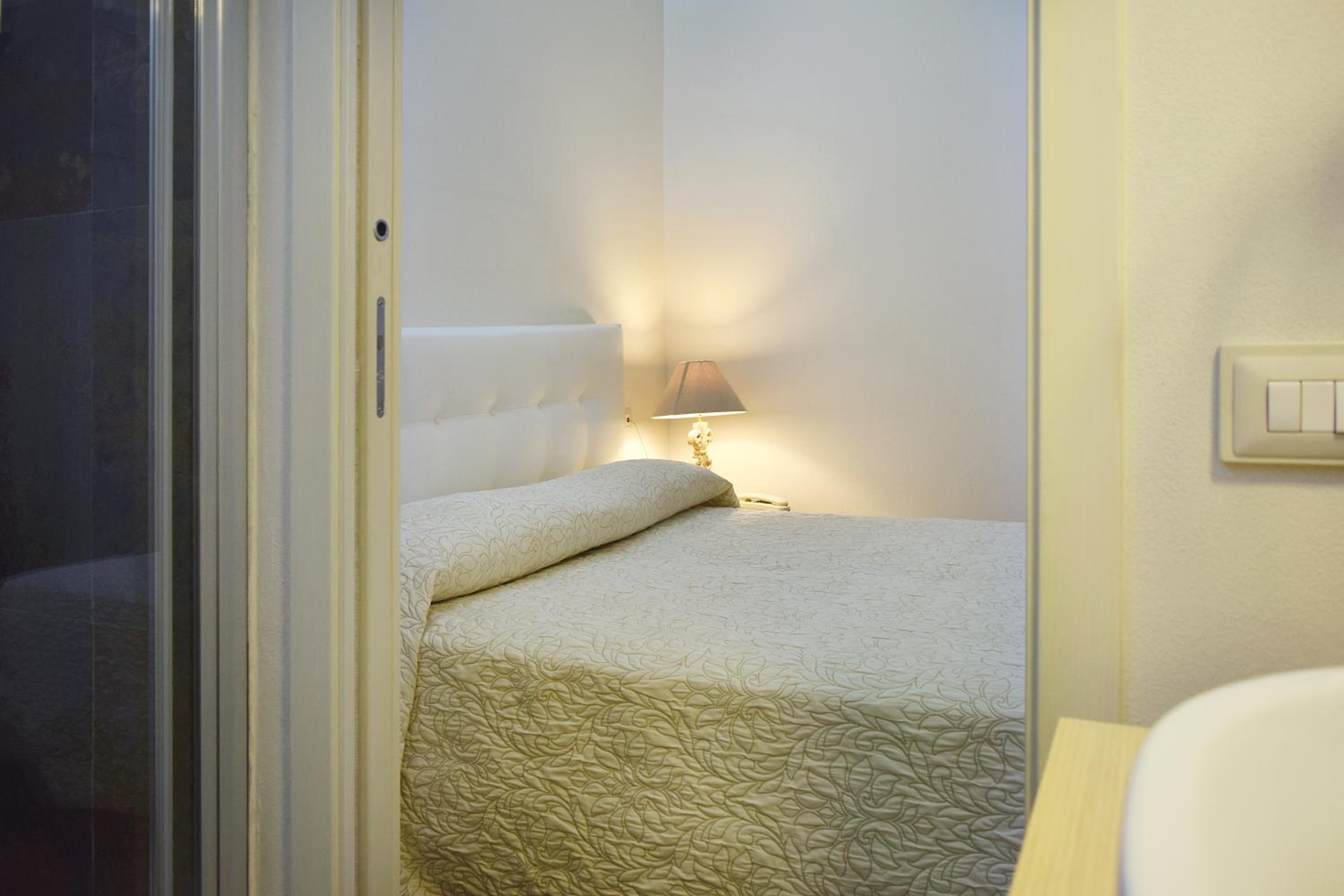 Budget Double Room - Photo 4